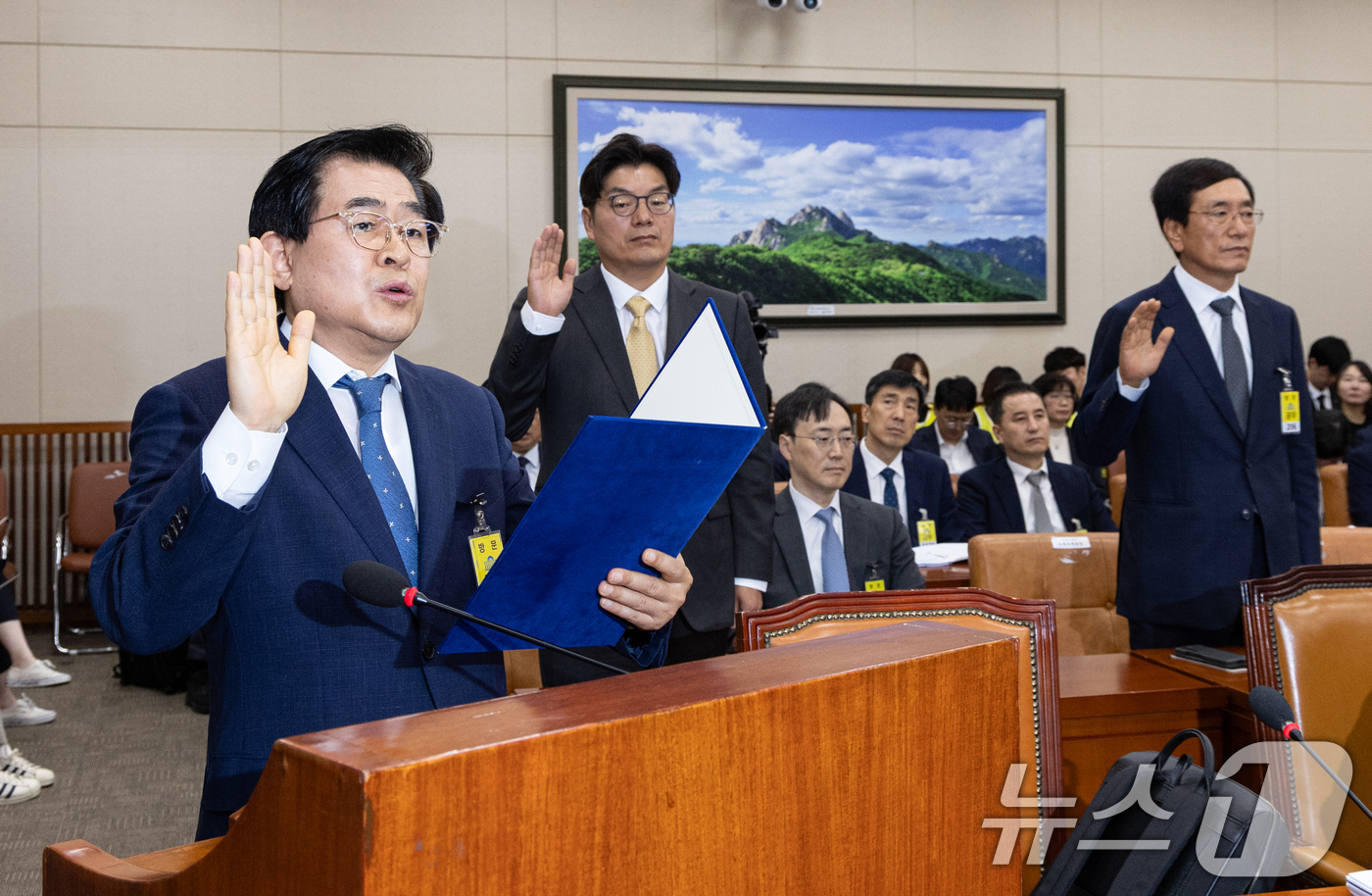 (서울=뉴스1) 이승배 기자 = 도세호 SPC 대표가 15일 서울 여의도 국회에서 열린 기후에너지환경노동위원회 고용노동부 등에 대한 국정감사에 출석해 증인선서를 하고 있다. 왼쪽부 …
