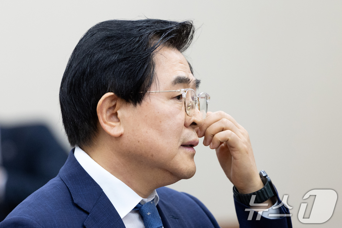 (서울=뉴스1) 이승배 기자 = 도세호 SPC 대표가 15일 서울 여의도 국회에서 열린 기후에너지환경노동위원회 고용노동부 등에 대한 국정감사에 출석해 안경을 고쳐 쓰고 있다. 20 …