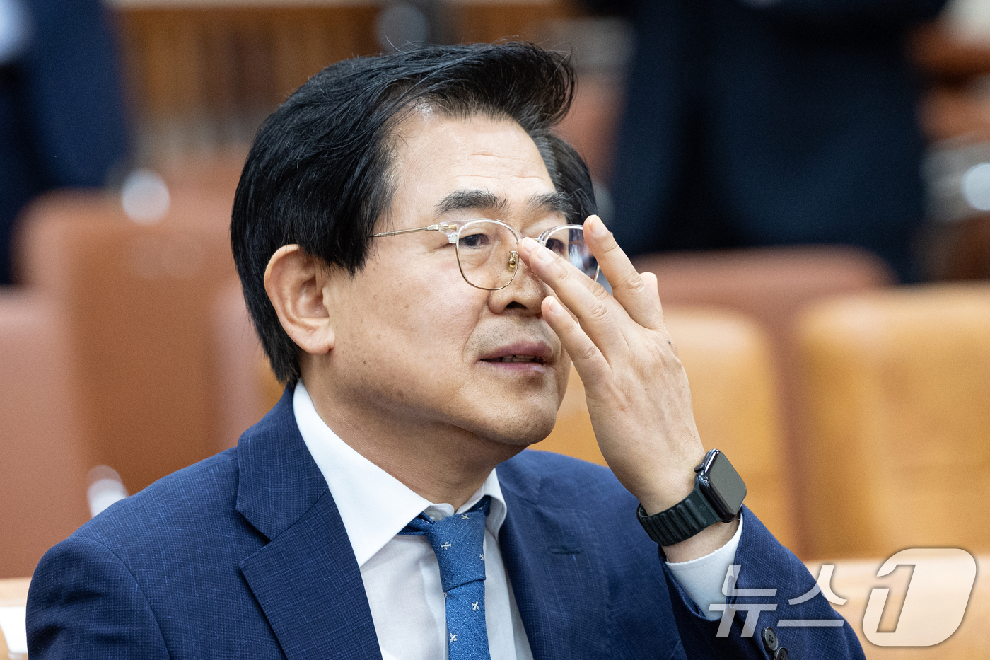 (서울=뉴스1) 이승배 기자 = 도세호 SPC 대표가 15일 서울 여의도 국회에서 열린 기후에너지환경노동위원회 고용노동부 등에 대한 국정감사에 출석해 안경을 고쳐 쓰고 있다. 20 …