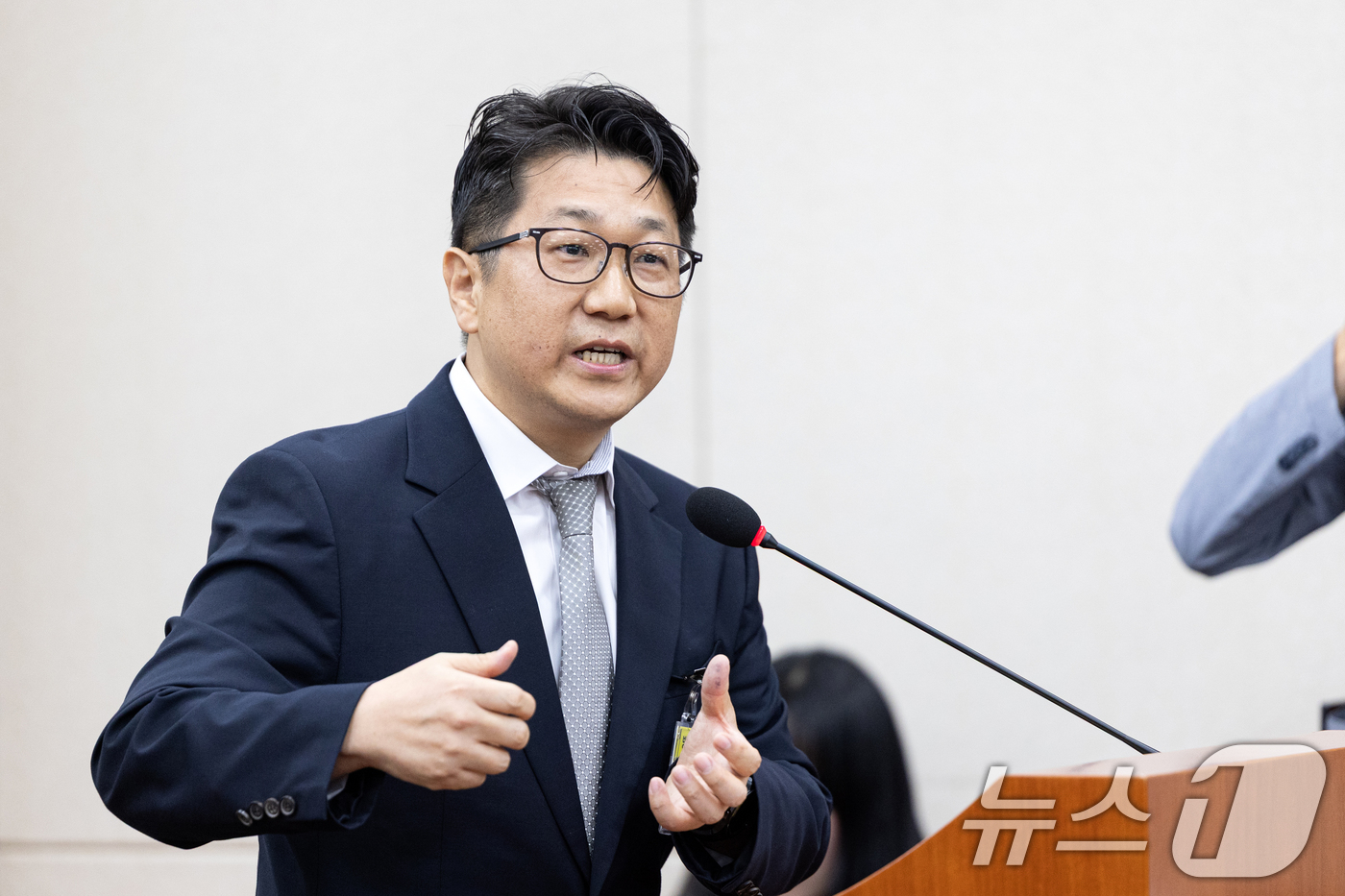 (서울=뉴스1) 이승배 기자 = 문지석 검사가 15일 서울 여의도 국회에서 열린 기후에너지환경노동위원회 고용노동부 등에 대한 국정감사에 쿠팡CFS 퇴직금 미지급 검찰 수사 관련 참 …