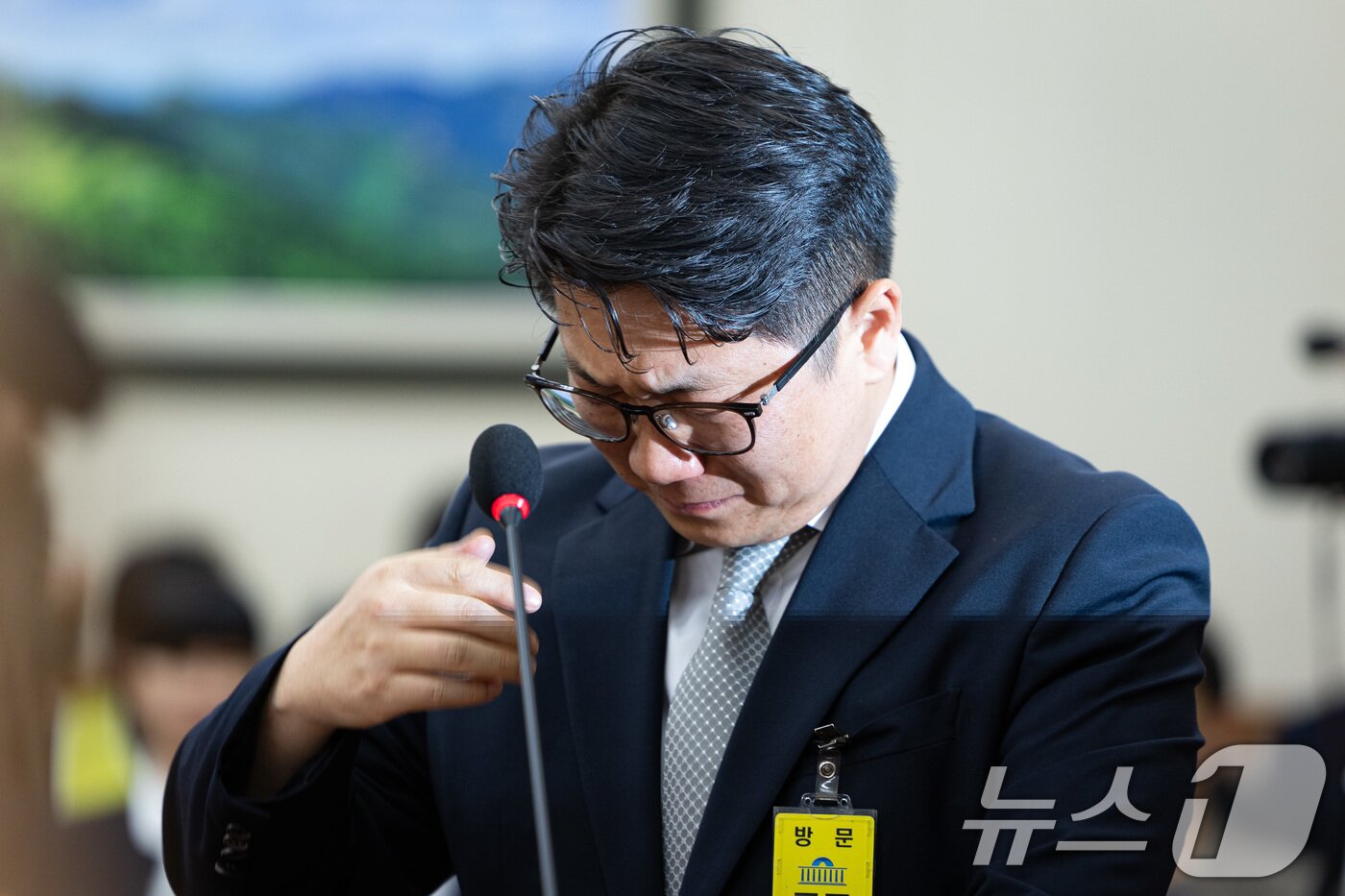 본문 이미지 - 문지석 검사가 15일 서울 여의도 국회에서 열린 기후에너지환경노동위원회 고용노동부 등에 대한 국정감사에 쿠팡CFS 퇴직금 미지급 검찰 수사 관련 참고인으로 출석해 의원 질의에 답변 중 눈물을 삼키고 있다. 2025.10.15/뉴스1 ⓒ News1 유승관 기자