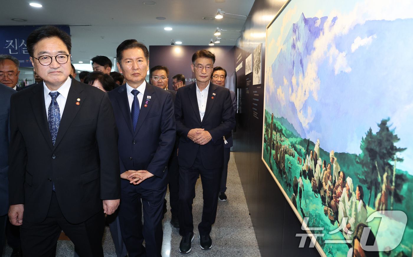 (서울=뉴스1) 신웅수 기자 = 우원식 국회의장과 정청래 더불어민주당 대표가 15일 서울 여의도 국회 의원회관에서 열린 제주4.3 국회 특별전에서 작품을 관람하고 있다. 2025. …