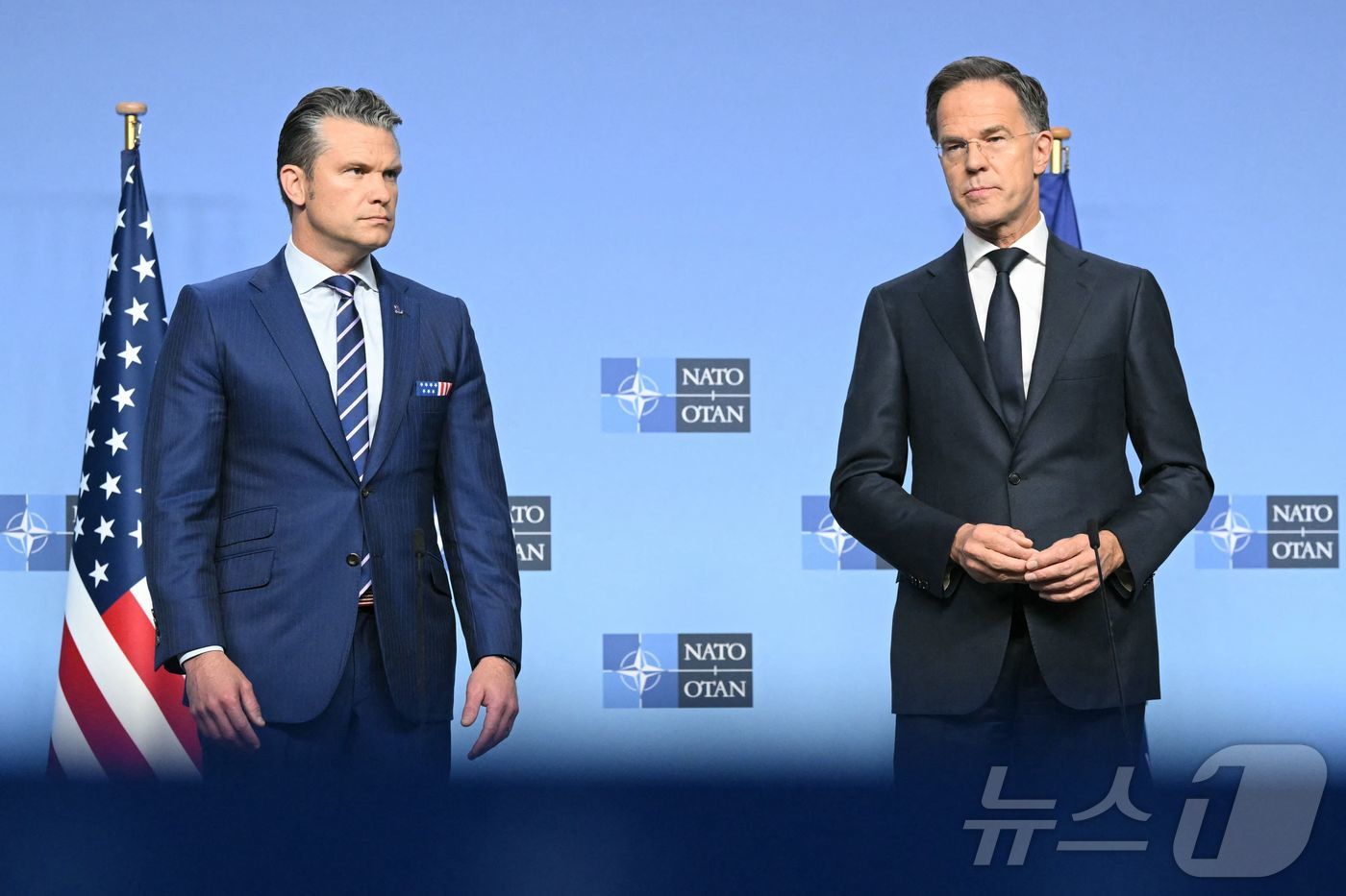 (브뤼셀 AFP=뉴스1) 이정환 기자 = 피트 헤그세스 미국 국방장관(왼쪽)과 마크 뤼터 북대서양조약기구(나토·NATO) 사무총장(오른쪽)이 15일(현지시간) 벨기에 브뤼셀에서 열 …