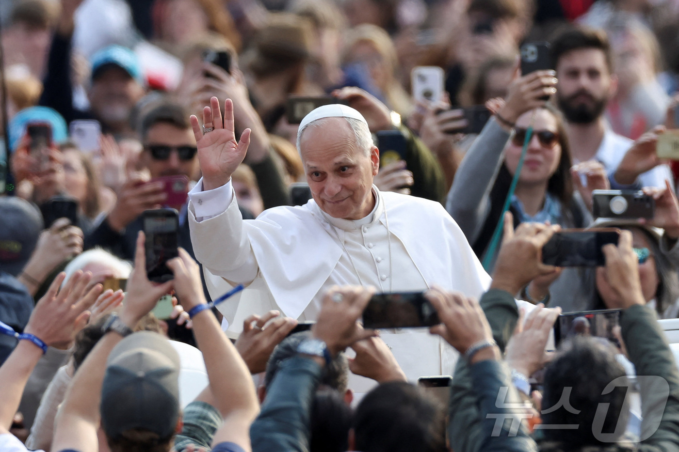 (바티칸 로이터=뉴스1) 이정환 기자 = 레오 14세 교황이 15일(현지시간) 바티칸 성 베드로 광장에서 열린 일반 강론에서 손짓을 하고 있다.ⓒ 로이터=뉴스1
