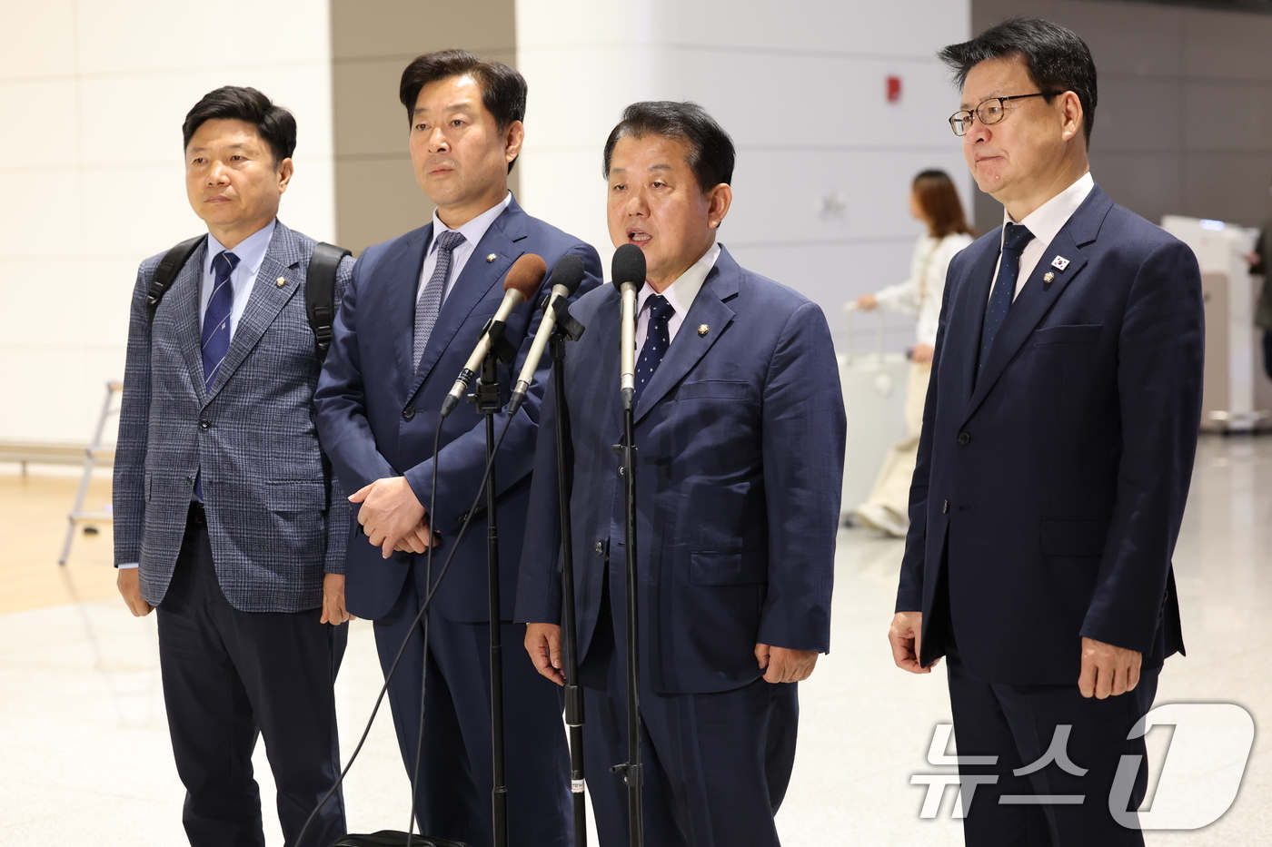 (서울=뉴스1) 오대일 기자 = 더불어민주당 재외국민 안전대책단 김병주 단장이 15일 오후 인천국제공항 제2터미널을 통해 캄보디아로 출국에 앞서 취재진 질문에 답하고 있다. 202 …