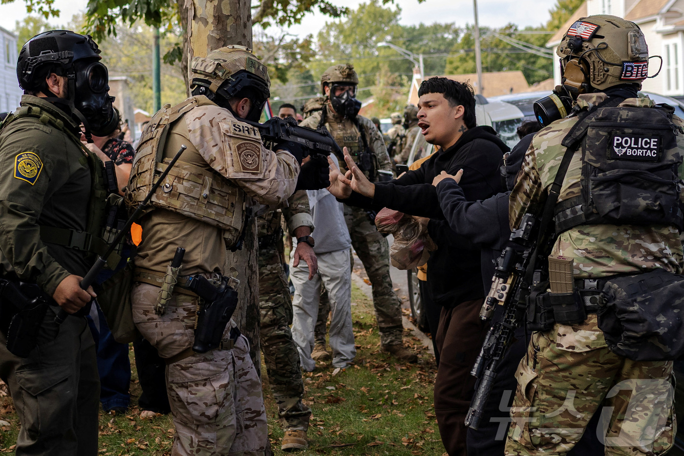 (시카고 로이터=뉴스1) 이정환 기자 = 14일(현지시간) 미국 일리노이주 시카고의 사우스사이드에서 발생한 충돌 이후 항의하는 주민에게 연방 요원이 "살상력이 낮은" 발사기를 겨누 …