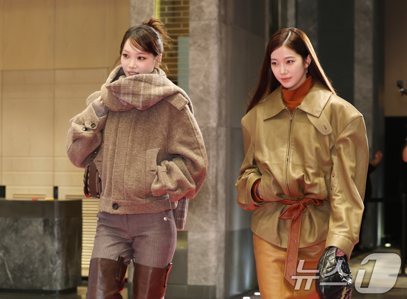 (서울=뉴스1) 권현진 기자 = 르세라핌 김채원과 카즈하(오른쪽)가 15일 서울 종로구 포시즌스 호텔에서 열린 ‘제20회 유방암 인식 향상 캠페인 자선 행사’에 참석하고 있다. …