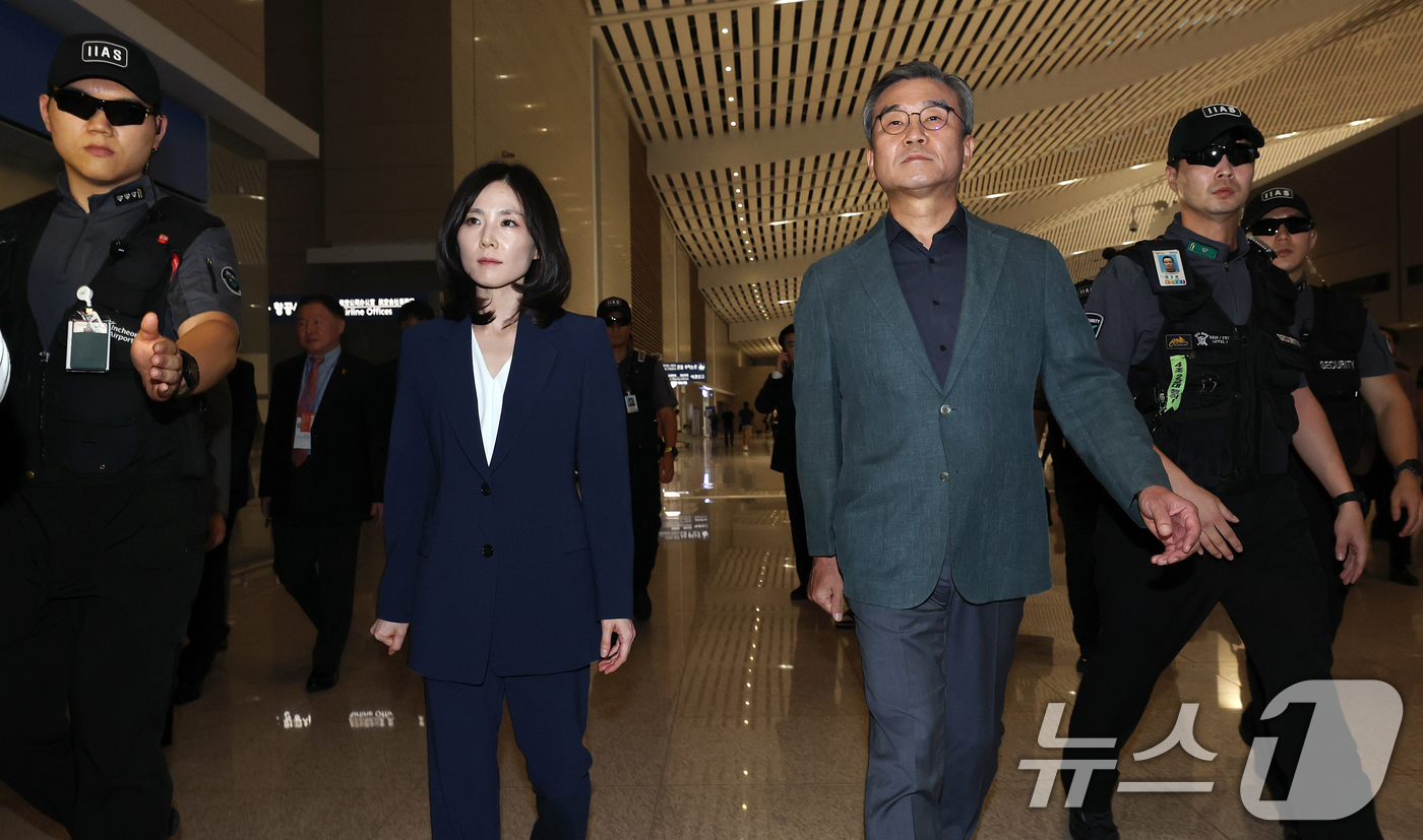 (인천공항=뉴스1) 오대일 기자 = 김진아 단장(외교부 2차관)과 박성주 경찰청 국가수사본부장을 비롯한 캄보디아 사태 정부합동대응팀이 15일 오후 인천국제공항 제2터미널을 통해 출 …