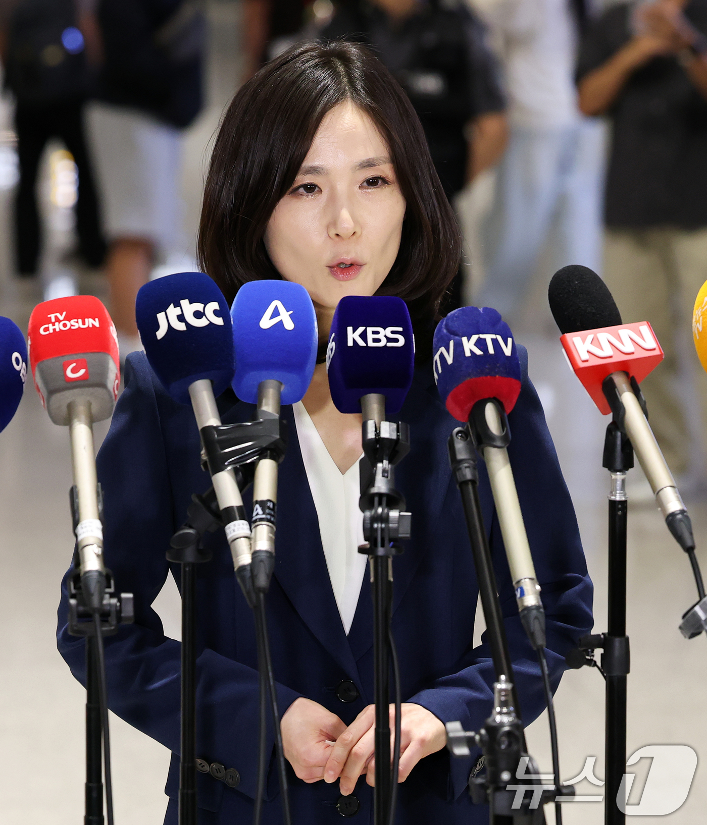 (인천공항=뉴스1) 오대일 기자 = 캄보디아로 급파되는 정부합동대응팀 김진아 단장(외교부 2차관)이 15일 오후 인천국제공항 제2터미널을 통해 출국하며 취재진의 질문에 답하고 있다 …