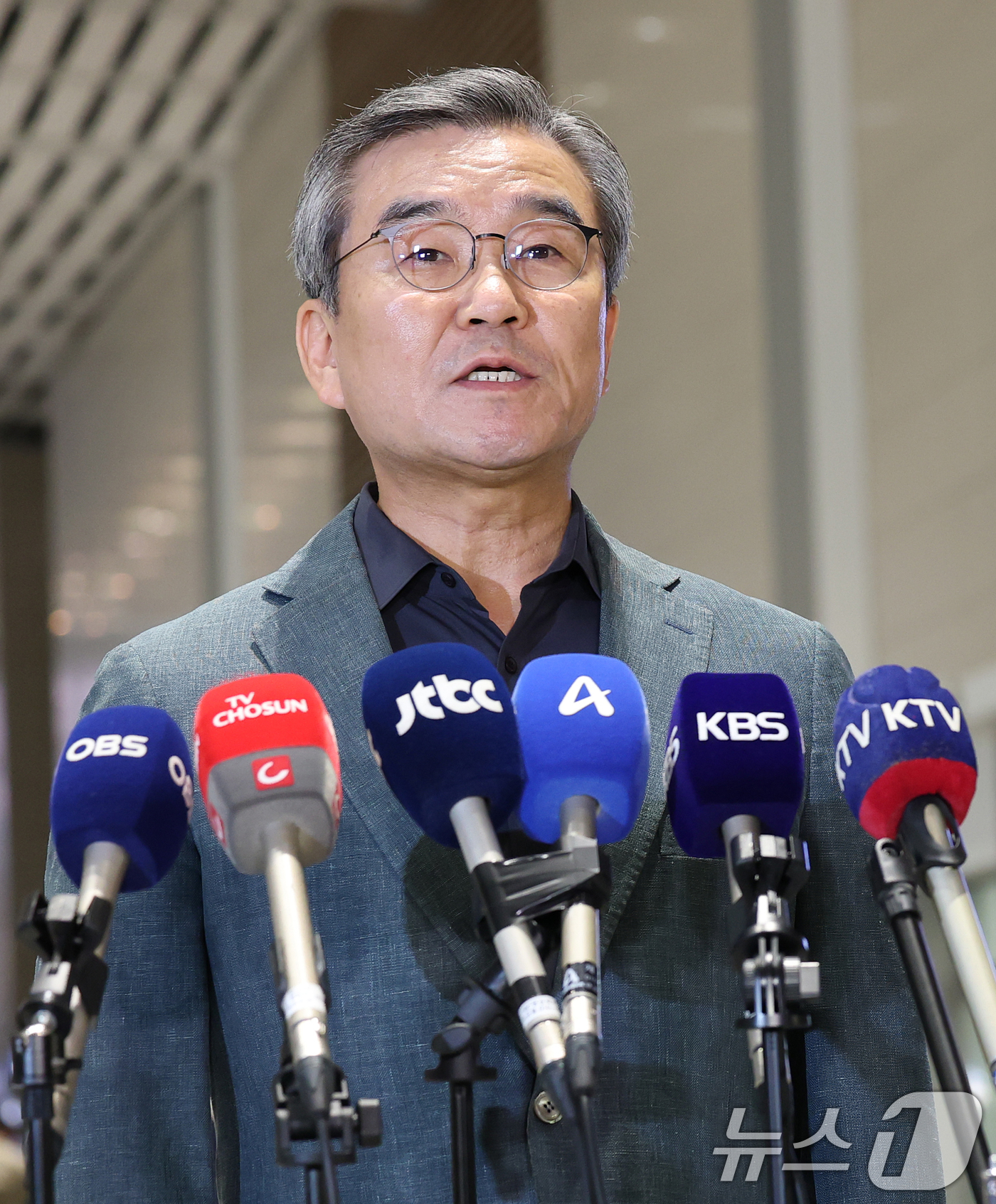 (인천공항=뉴스1) 오대일 기자 = 캄보디아로 급파되는 정부합동대응팀 박성주 경찰청 국가수사본부장이 15일 오후 인천국제공항 제2터미널을 통해 출국하며 취재진의 질문에 답하고 있다 …