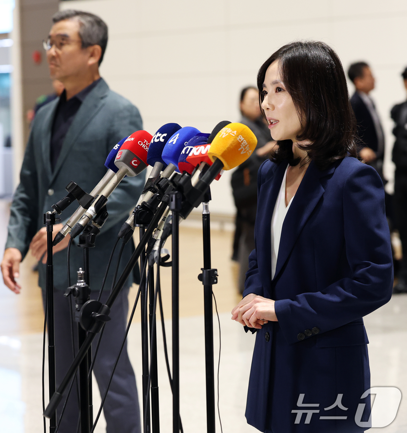 (인천공항=뉴스1) 오대일 기자 = 캄보디아로 급파되는 정부합동대응팀 김진아 단장(외교부 2차관)과 박성주 경찰청 국가수사본부장이 15일 오후 인천국제공항 제2터미널을 통해 출국하 …