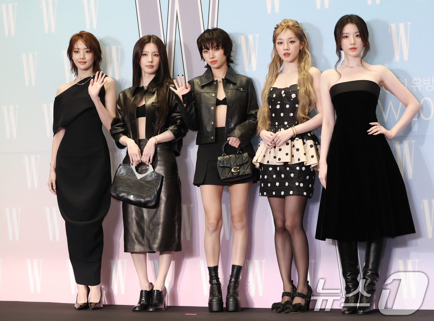 (서울=뉴스1) 권현진 기자 = 아이들이 15일 서울 종로구 포시즌스 호텔에서 열린 ‘제20회 유방암 인식 향상 캠페인 자선 행사’에서 포즈를 취하고 있다. 2025.10.15/뉴 …