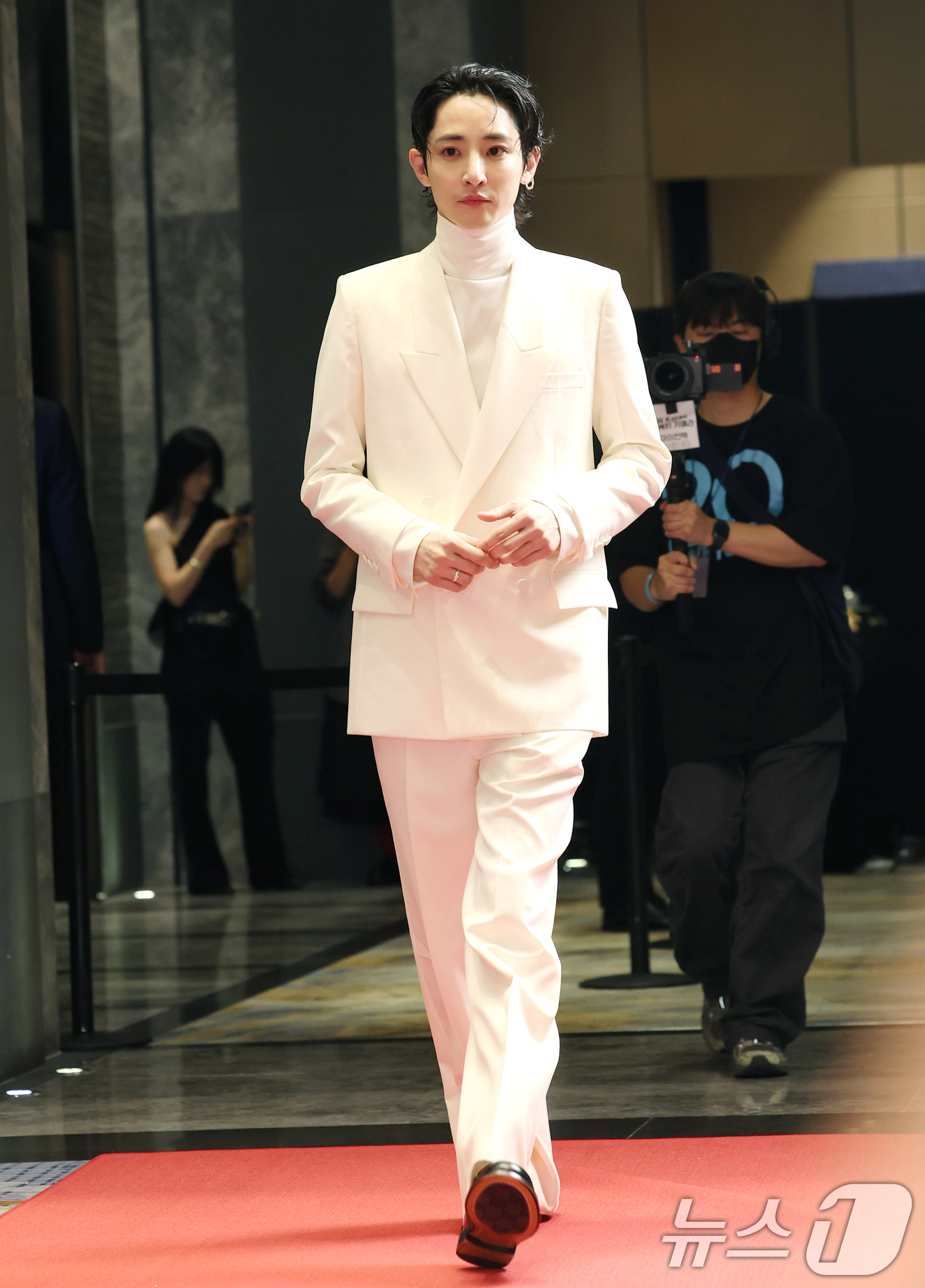 (서울=뉴스1) 권현진 기자 = 배우 이수혁이 15일 서울 종로구 포시즌스 호텔에서 열린 ‘제20회 유방암 인식 향상 캠페인 자선 행사’에 참석하고 있다. 2025.10.15/뉴스 …