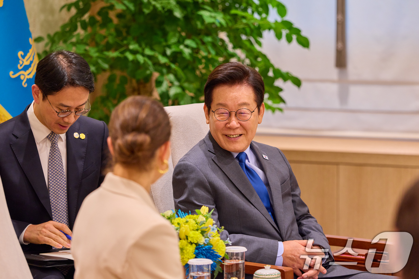 (서울=뉴스1) 허경 기자 = 이재명 대통령이 15일 서울 용산 대통령실 청사에서 빅토리아 스웨덴 왕세녀를 접견하고 있다. (대통령실 제공. 재판매 및 DB 금지) 2025.10. …