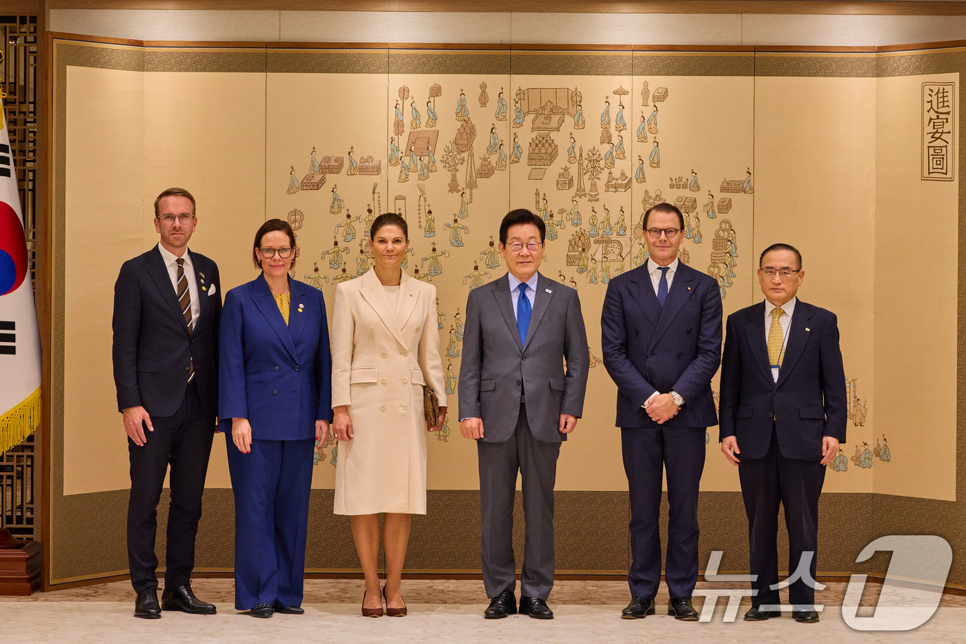 (서울=뉴스1) 허경 기자 = 이재명 대통령이 15일 서울 용산 대통령실 청사에서 빅토리아 스웨덴 왕세녀와 기념촬영을 하고 있다. (대통령실 제공. 재판매 및 DB 금지) 2025 …