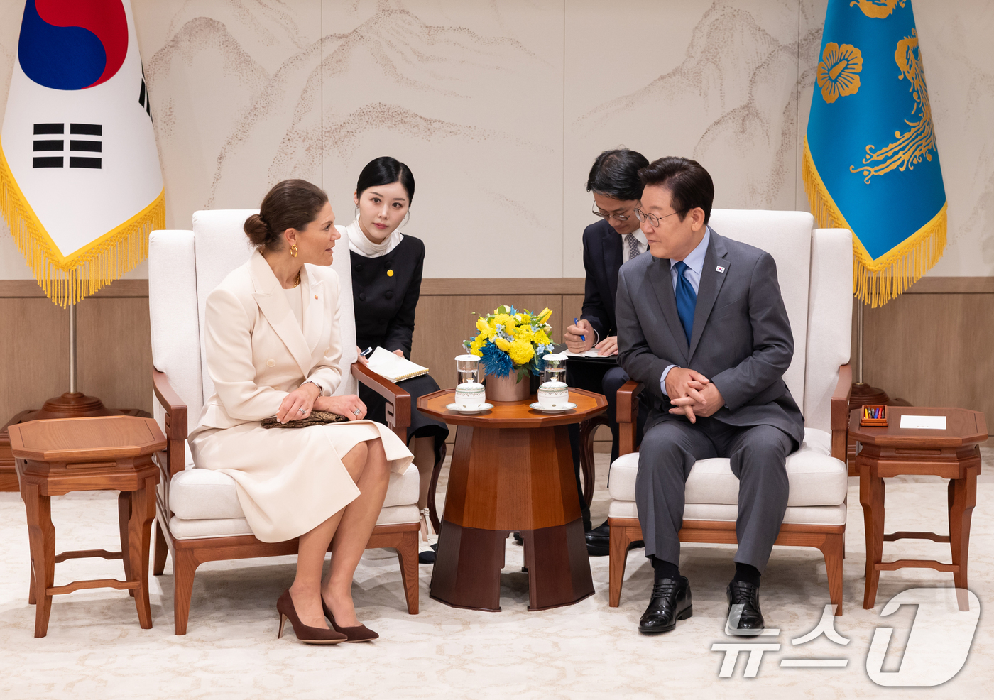 (서울=뉴스1) 허경 기자 = 이재명 대통령이 15일 서울 용산 대통령실 청사에서 빅토리아 스웨덴 왕세녀를 접견하고 있다. (대통령실 제공. 재판매 및 DB 금지) 2025.10. …