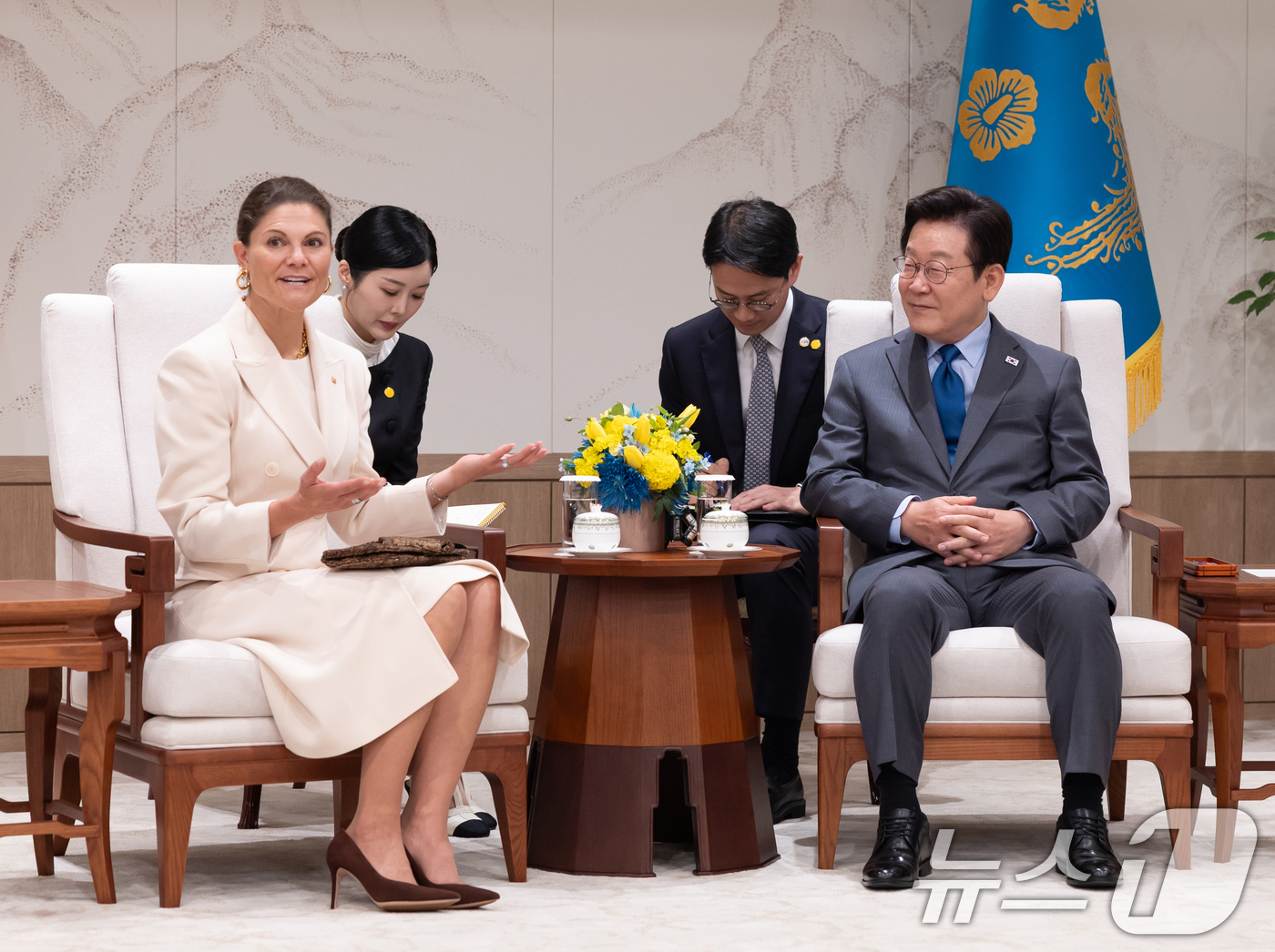 (서울=뉴스1) 허경 기자 = 이재명 대통령이 15일 서울 용산 대통령실 청사에서 빅토리아 스웨덴 왕세녀를 접견하고 있다. (대통령실 제공. 재판매 및 DB 금지) 2025.10. …