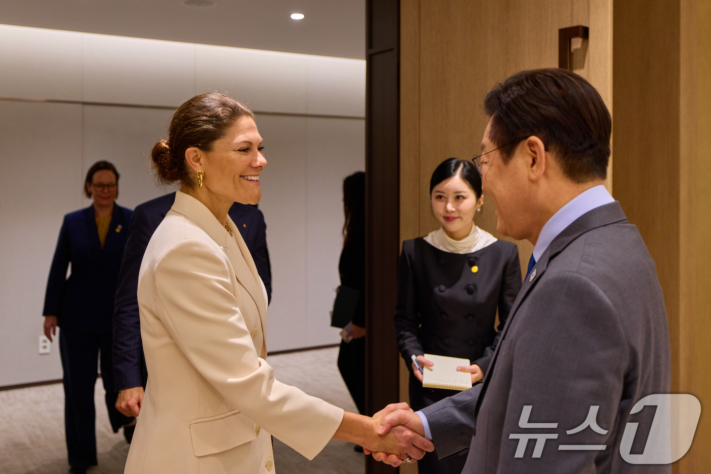 (서울=뉴스1) 허경 기자 = 이재명 대통령이 15일 서울 용산 대통령실 청사에서 빅토리아 스웨덴 왕세녀와 악수하고 있다. (대통령실 제공. 재판매 및 DB 금지) 2025.10. …