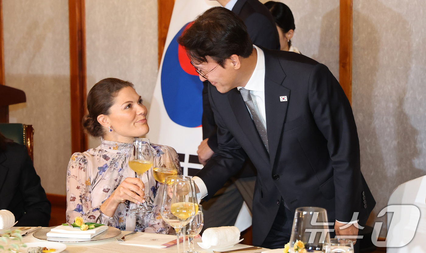 (서울=뉴스1) 임세영 기자 = 김민석 국무총리와 빅토리아 잉그리드 알리스 데씨리에 스웨덴 왕세녀가 15일 오후 서울 종로구 총리공관에서 열린 환영만찬 행사에서 건배를 하고 있다. …