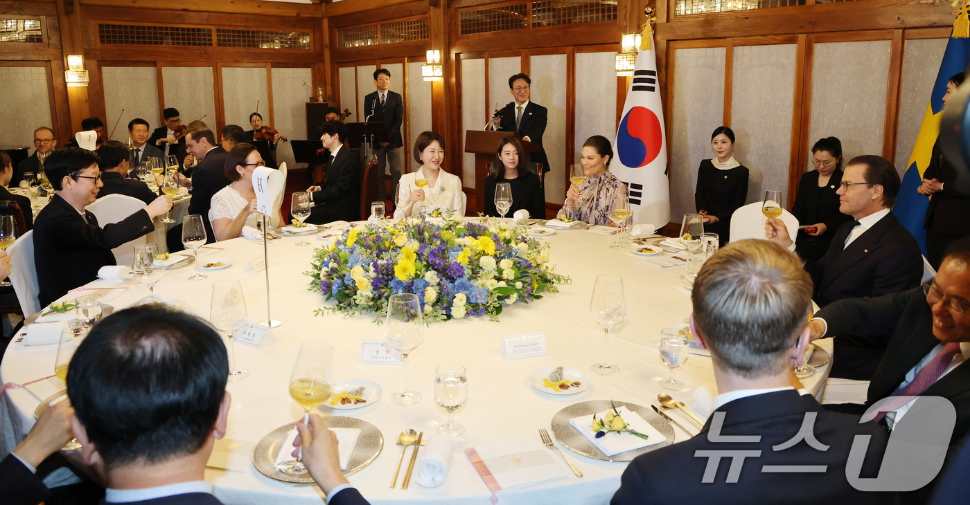 (서울=뉴스1) 임세영 기자 = 김민석 국무총리가 15일 오후 서울 종로구 총리공관에서 열린 스웨덴 왕위 계승권자로 방한한 빅토리아 잉그리드 알리스 데씨리에 스웨덴 왕세녀와 배우자 …