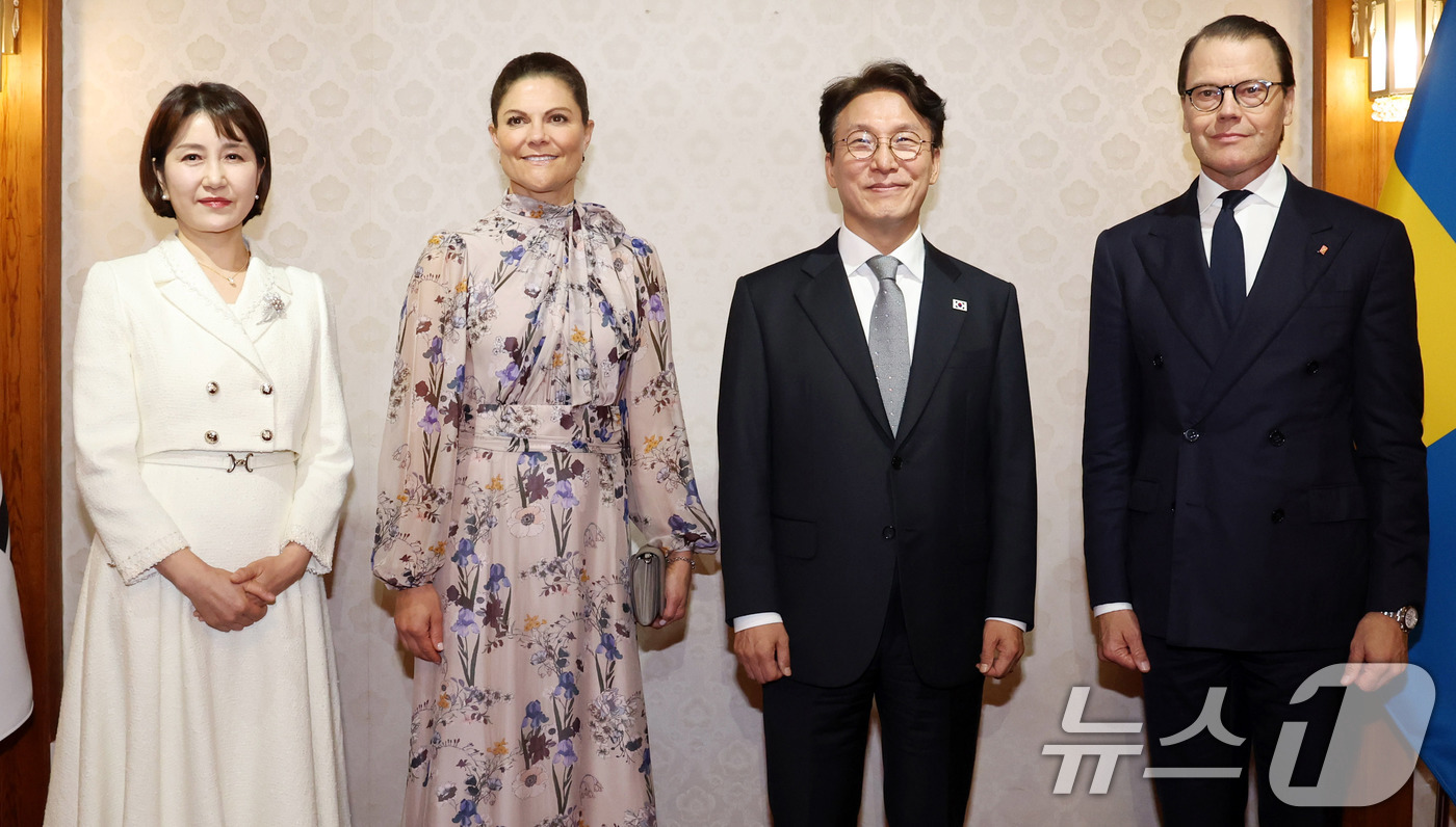 (서울=뉴스1) 청사사진기자단 = 김민석 국무총리와 배우자 이태린 여사가 15일 오후 서울 종로구 국무총리 공관에서 열린 환영만찬 행사에 앞서 빅토리아 잉그리드 알리스 데씨리에 스 …