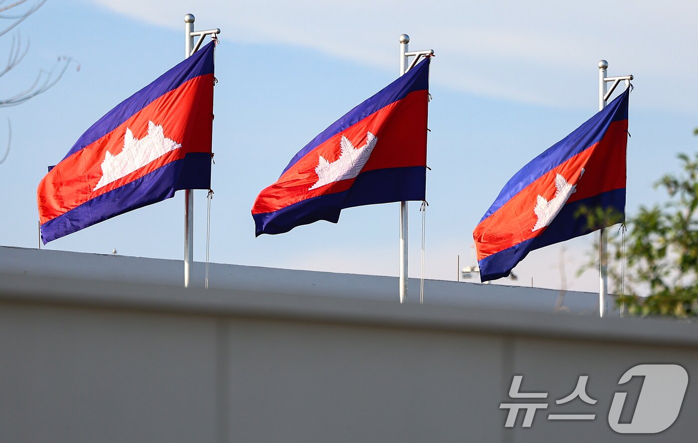 본문 이미지 - 최근 캄보디아에서 한국인 대상 취업사기 및 감금 사건 등 각종 범죄에 연루된 사례가 수면 위로 드러나고 있다. 사진은 15일&#40;현지시간&#41; 캄보디아 테초국제공항에 게양된 캄보디아 국기. 2025.10.15/뉴스1 ⓒ News1 김도우 기자