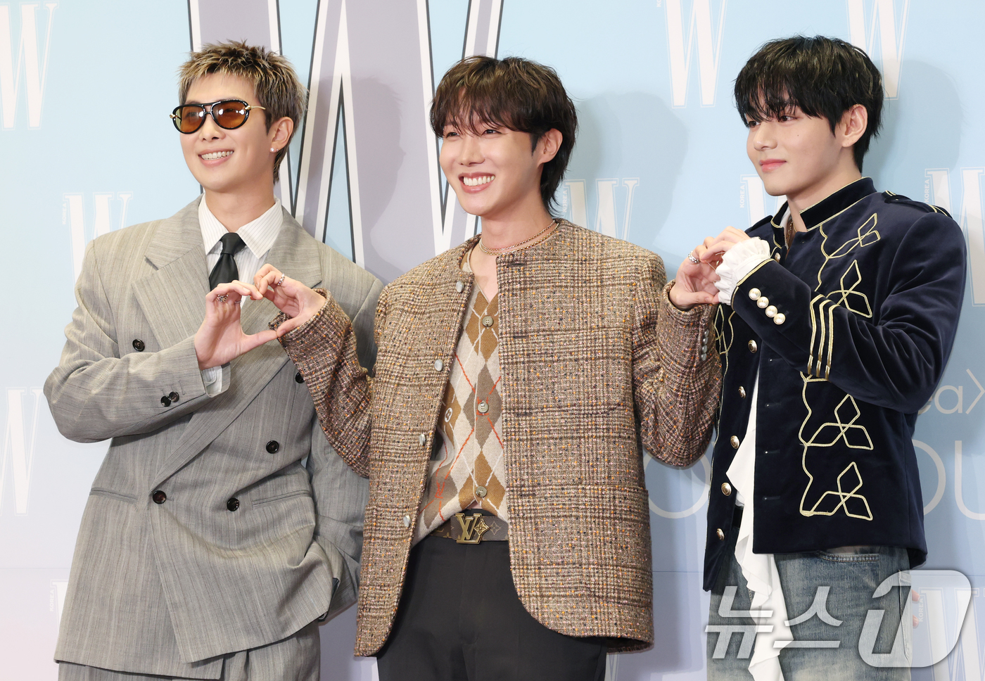 (서울=뉴스1) 권현진 기자 = 방탄소년단(BTS) RM(왼쪽부터)과 제이홉, 뷔가 15일 서울 종로구 포시즌스 호텔에서 열린 ‘제20회 유방암 인식 향상 캠페인 자선 행사’에서 …