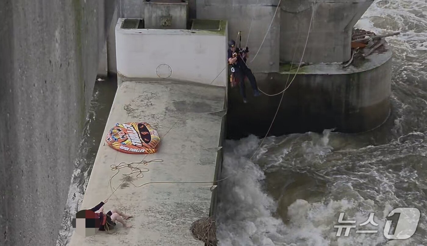 본문 이미지 - A 씨를 구조하는 경기 여주소방서 구조대 소속 마효석 소방장. (경기도소방재난본부 제공. 재판매 및 DB 금지) 2025.10.15/뉴스1