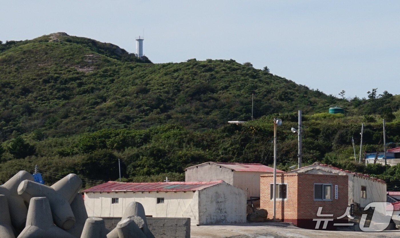 본문 이미지 - 마을에서 본 대바우산 무인 등대. 서해바다 40리 길을 비춘다. 2025.10.18/뉴스1 ⓒ News1 조영석 기자