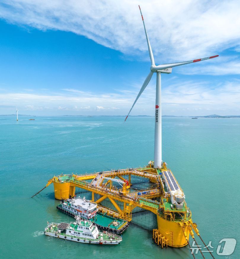 본문 이미지 - 2024년 6월 푸젠성 난리도&#40;Nanri Island&#41; 인근에 건설된 세계 최초의 풍력 어업 통합 부유식 플랫폼&#40;출처:차이나데일리 홍콩 누리집&#41;