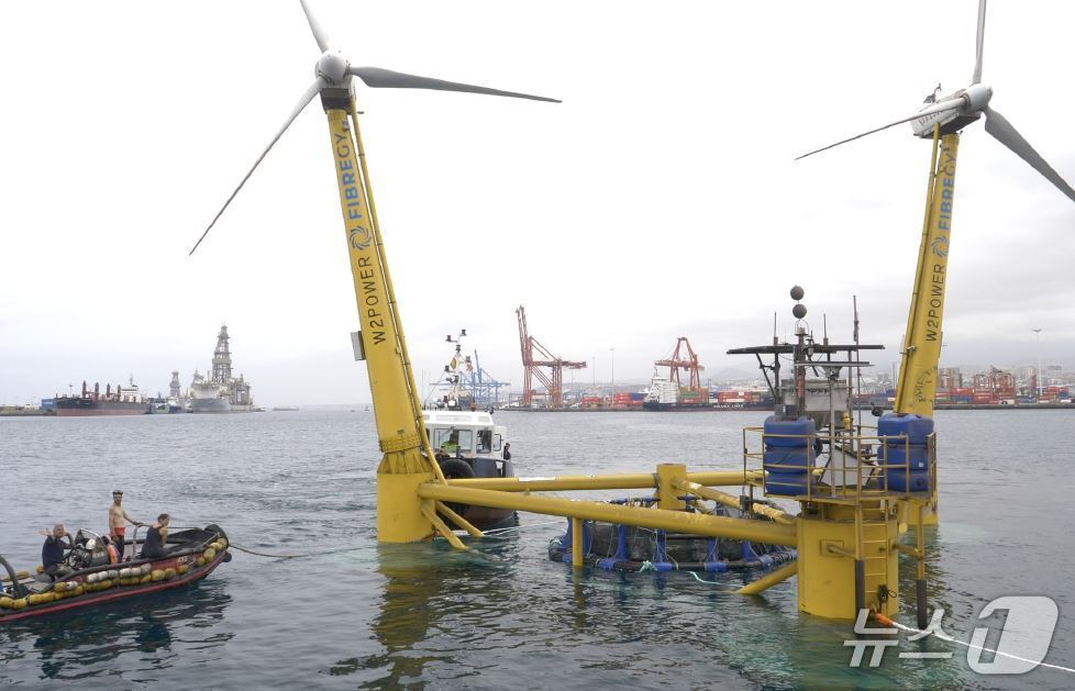 본문 이미지 - 라스팔마스 데 그란 카나리아 대학교&#40;ULPGC&#41;에서 개발한 최첨단 양식 케이지와 부유식 이중 터빈 해상풍력터빈&#40;W2Power&#41;이 통합된 다목적 해상 플랫폼&#40;출처:인포푸에르토스 누리집&#41;