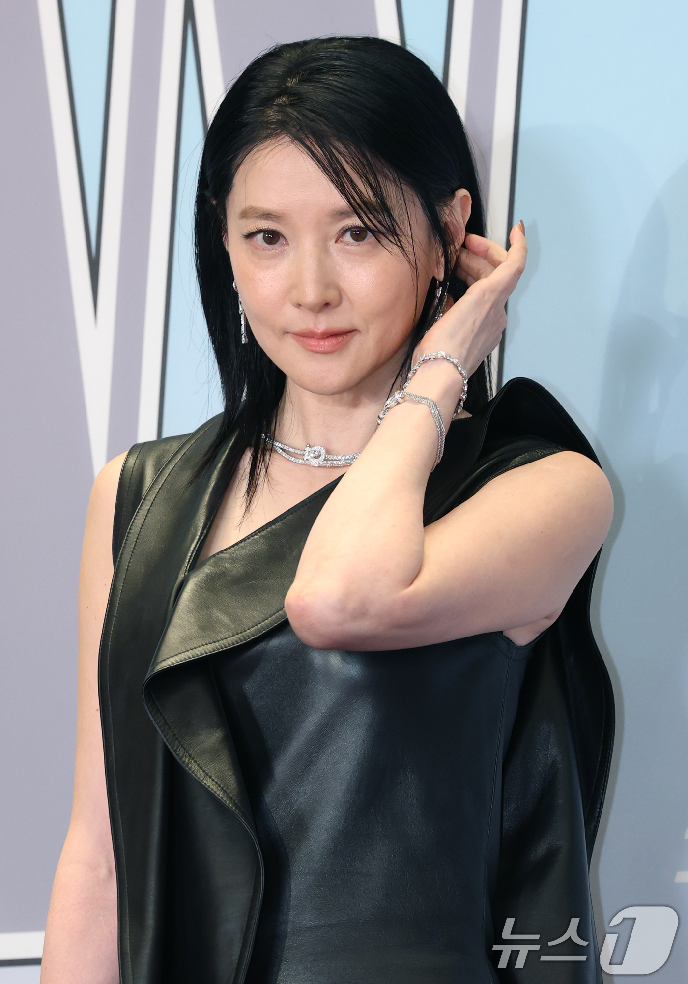 (서울=뉴스1) 권현진 기자 = 배우 이영애가 15일 서울 종로구 포시즌스 호텔에서 열린 ‘제20회 유방암 인식 향상 캠페인 자선 행사’에서 포즈를 취하고 있다. 2025.10.1 …