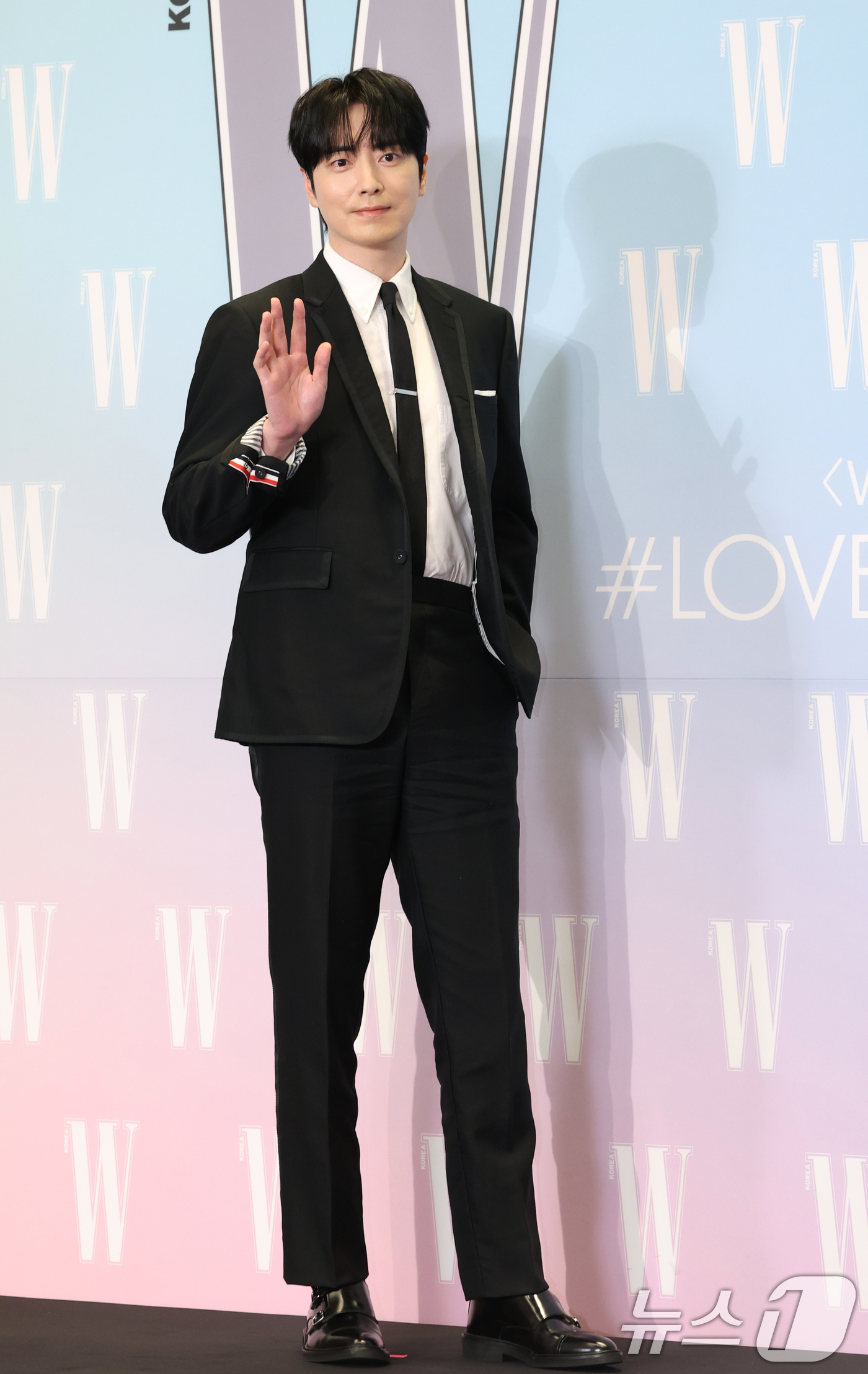 (서울=뉴스1) 권현진 기자 = 배우 이준혁이 15일 서울 종로구 포시즌스 호텔에서 열린 ‘제20회 유방암 인식 향상 캠페인 자선 행사’에서 포즈를 취하고 있다. 2025.10.1 …