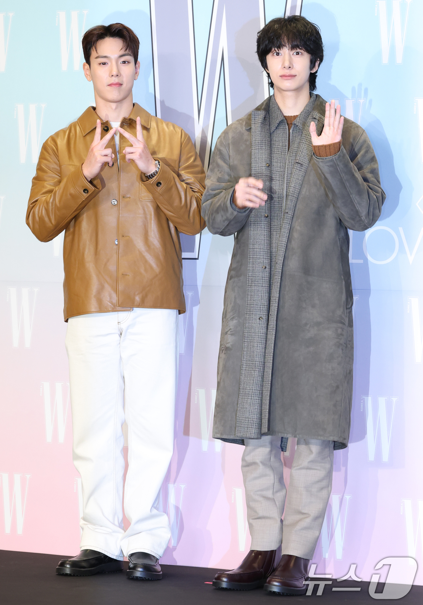 (서울=뉴스1) 권현진 기자 = 몬스타엑스 셔누와 형원(오른쪽)이 15일 서울 종로구 포시즌스 호텔에서 열린 ‘제20회 유방암 인식 향상 캠페인 자선 행사’에서 포즈를 취하고 있다 …