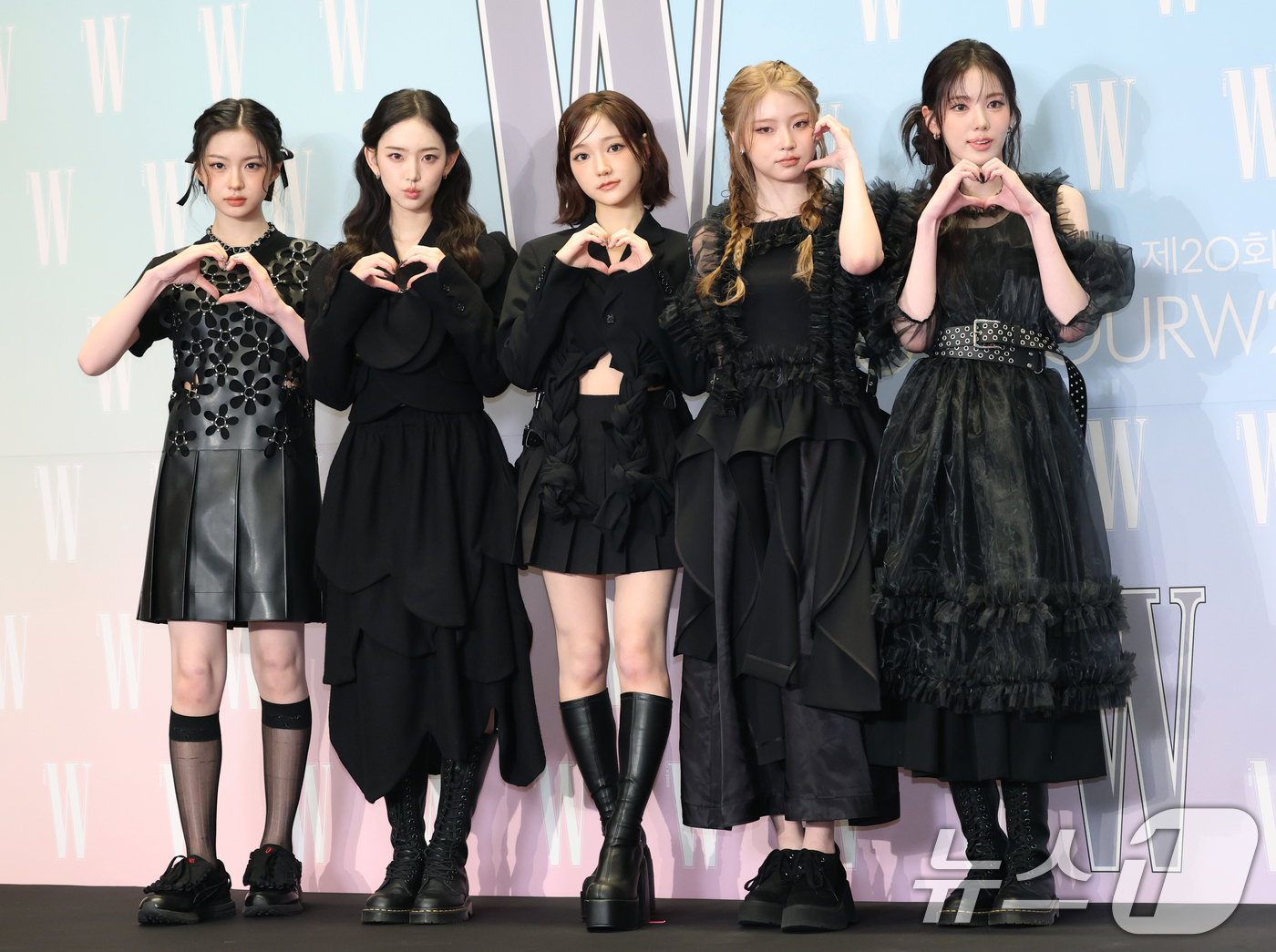 (서울=뉴스1) 권현진 기자 = 그룹 키키가 15일 서울 종로구 포시즌스 호텔에서 열린 ‘제20회 유방암 인식 향상 캠페인 자선 행사’에서 포즈를 취하고 있다. 2025.10.15 …