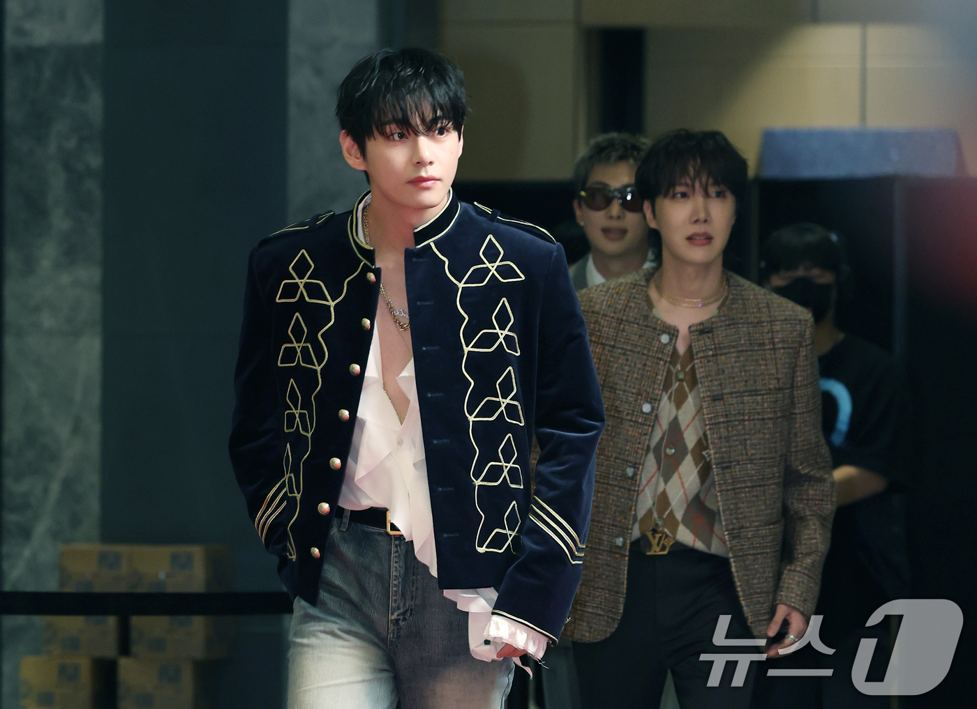 (서울=뉴스1) 권현진 기자 = 방탄소년단(BTS) 뷔, RM, 제이홉이 15일 서울 종로구 포시즌스 호텔에서 열린 ‘제20회 유방암 인식 향상 캠페인 자선 행사’에 참석하고 있다 …