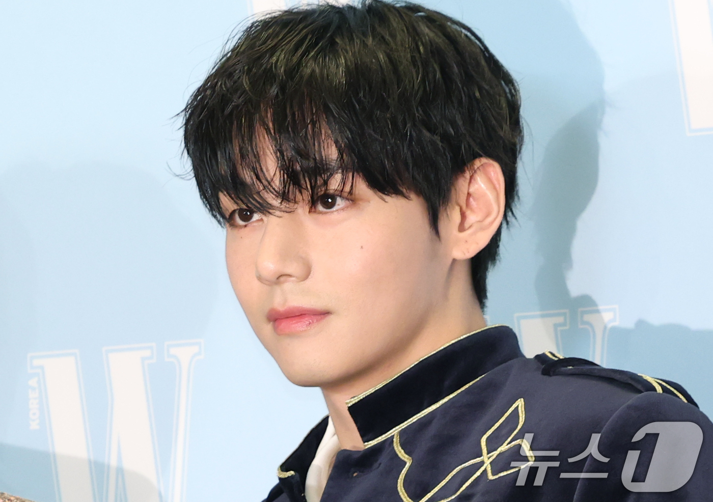 (서울=뉴스1) 권현진 기자 = 방탄소년단(BTS) 뷔가 15일 서울 종로구 포시즌스 호텔에서 열린 ‘제20회 유방암 인식 향상 캠페인 자선 행사’에 참석해 포즈를 취하고 있다. …