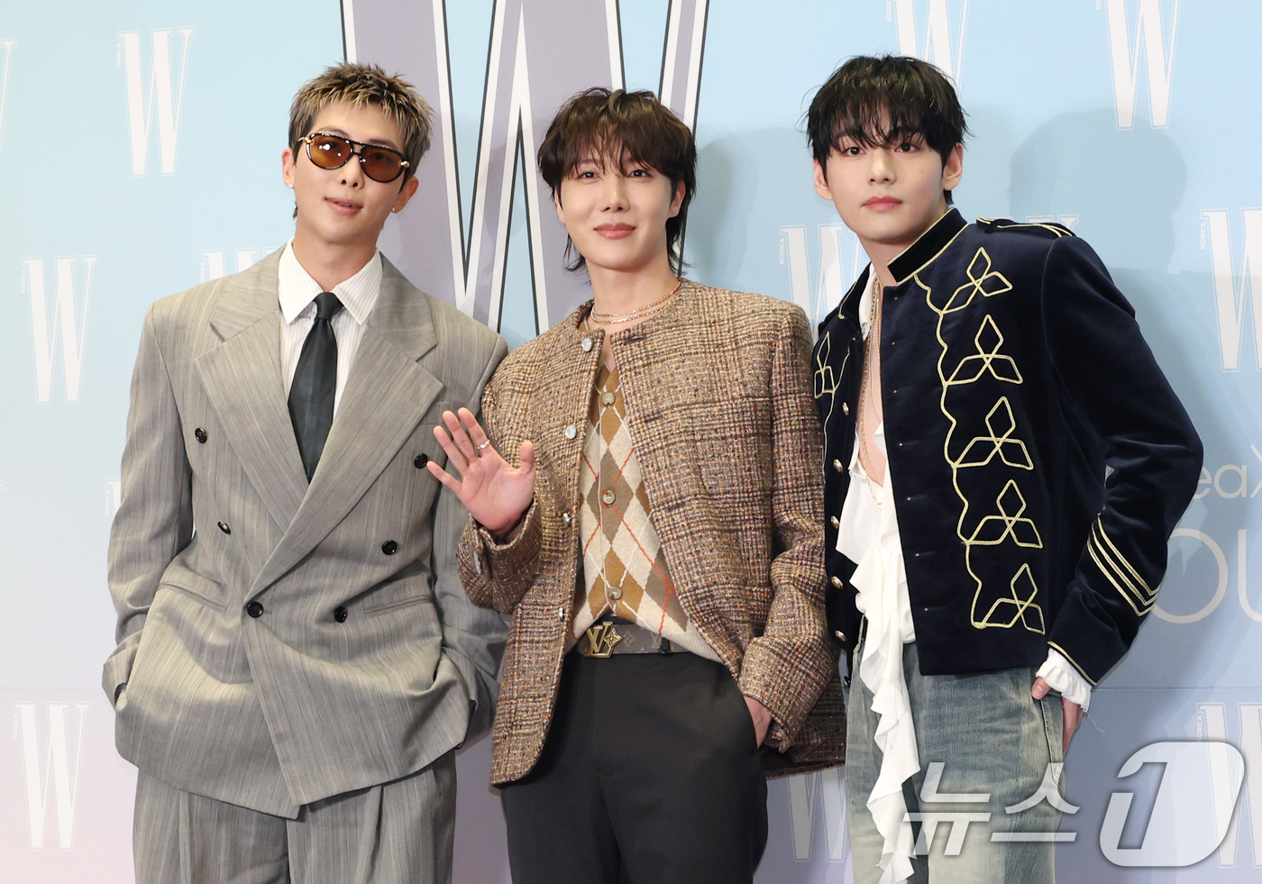 (서울=뉴스1) 권현진 기자 = 방탄소년단(BTS) RM(왼쪽부터)과 제이홉, 뷔가 15일 서울 종로구 포시즌스 호텔에서 열린 ‘제20회 유방암 인식 향상 캠페인 자선 행사’에서 …