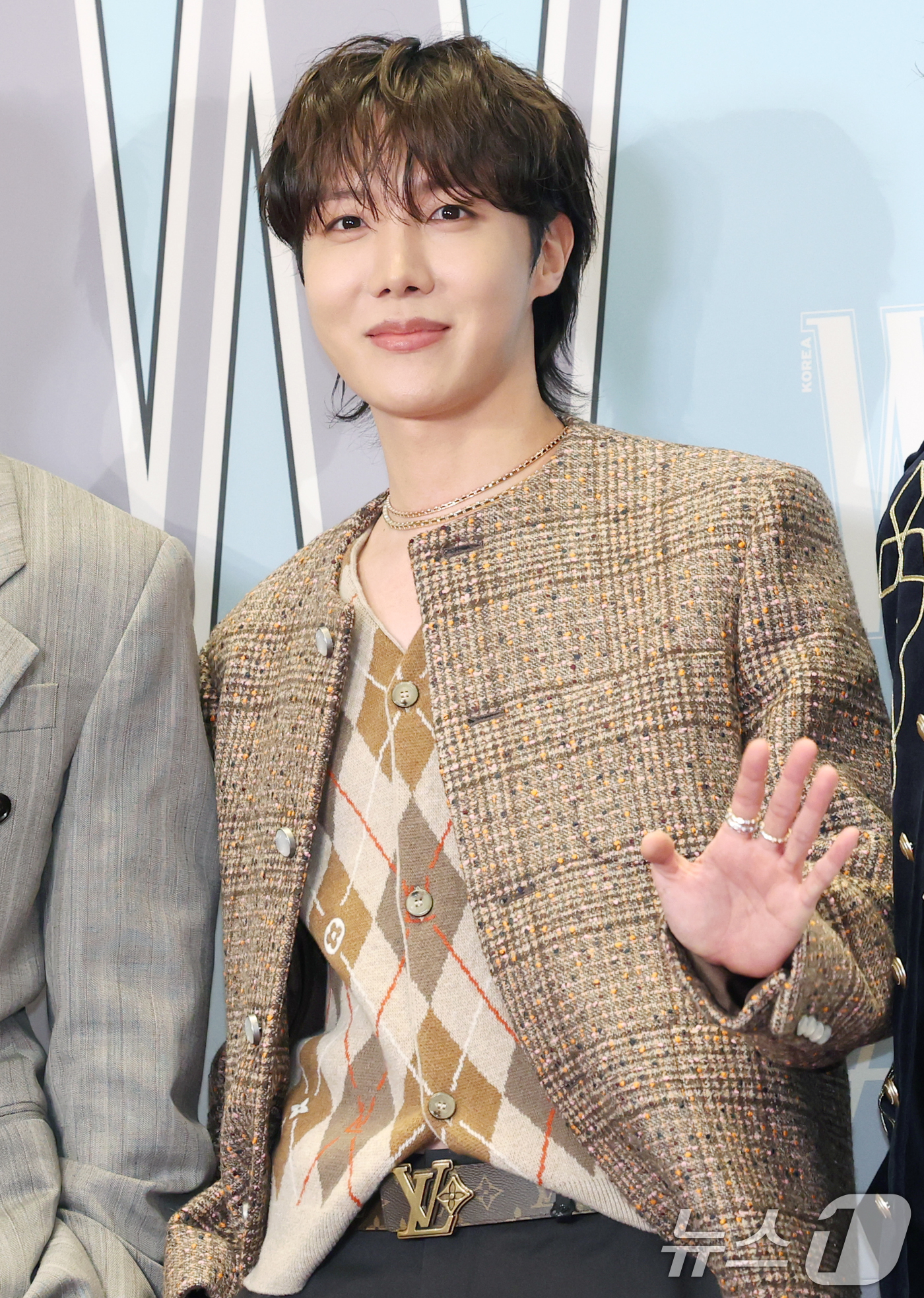 (서울=뉴스1) 권현진 기자 = 방탄소년단(BTS) 제이홉이 15일 서울 종로구 포시즌스 호텔에서 열린 ‘제20회 유방암 인식 향상 캠페인 자선 행사’에서 포즈를 취하고 있다. 2 …