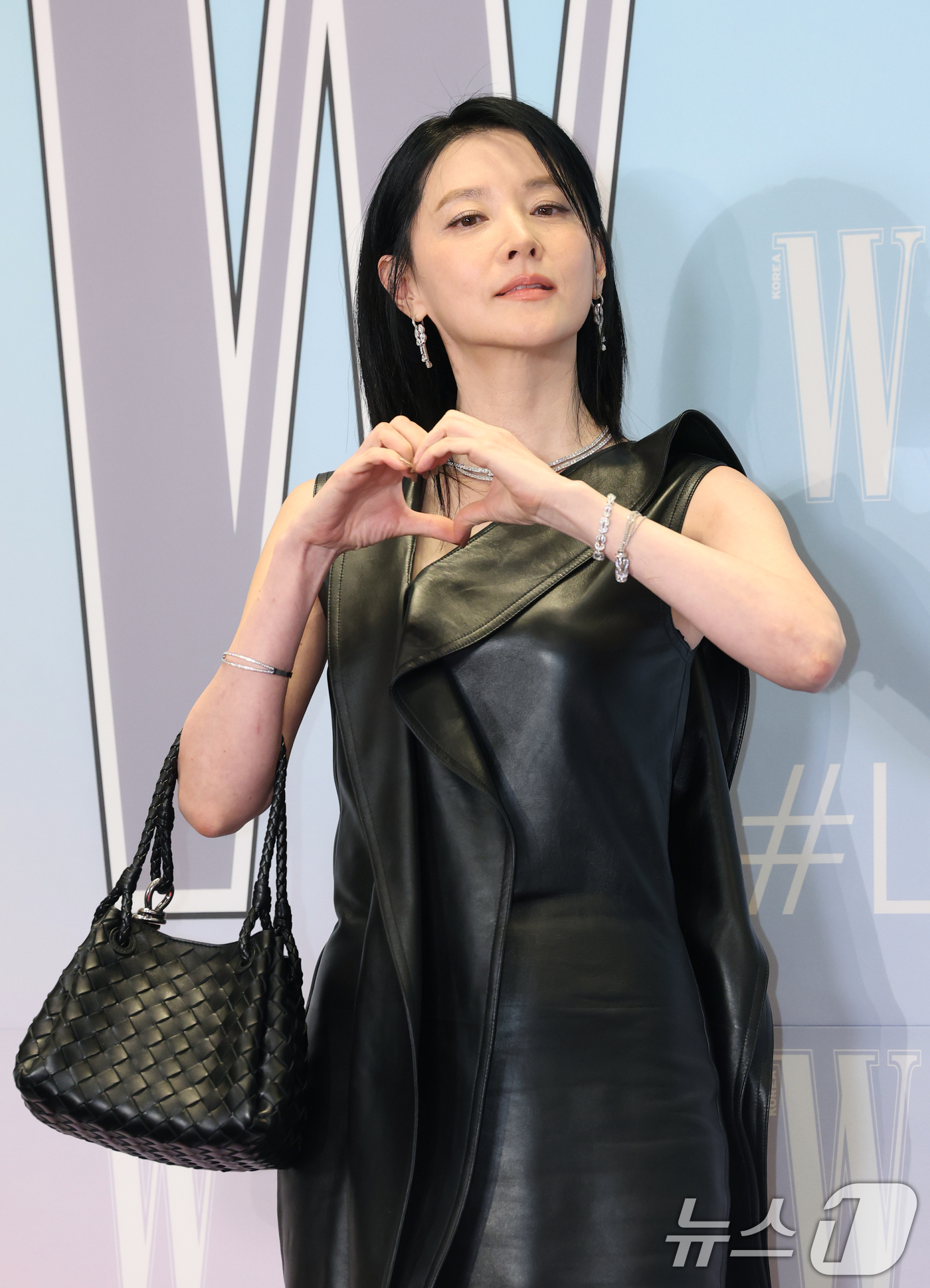 (서울=뉴스1) 권현진 기자 = 배우 이영애가 15일 서울 종로구 포시즌스 호텔에서 열린 ‘제20회 유방암 인식 향상 캠페인 자선 행사’에서 포즈를 취하고 있다. 2025.10.1 …