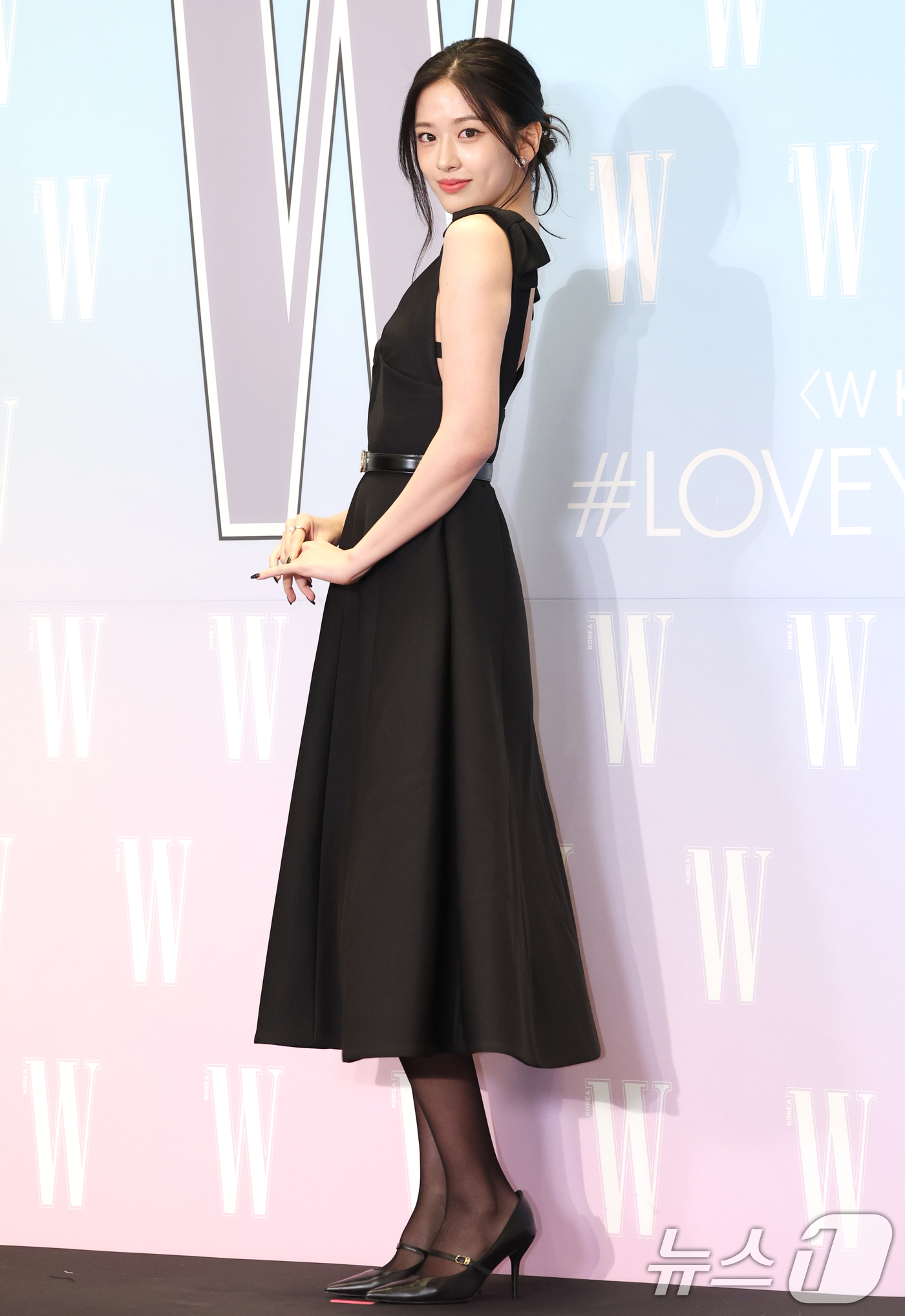 (서울=뉴스1) 권현진 기자 = 아이브 안유진이 15일 서울 종로구 포시즌스 호텔에서 열린 ‘제20회 유방암 인식 향상 캠페인 자선 행사’에서 포즈를 취하고 있다. 2025.10. …