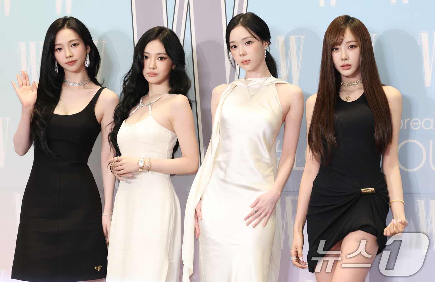 (서울=뉴스1) 권현진 기자 = 에스파 카리나(왼쪽부터)와 닝닝, 윈터, 지젤이 15일 서울 종로구 포시즌스 호텔에서 열린 ‘제20회 유방암 인식 향상 캠페인 자선 행사’에서 포즈 …