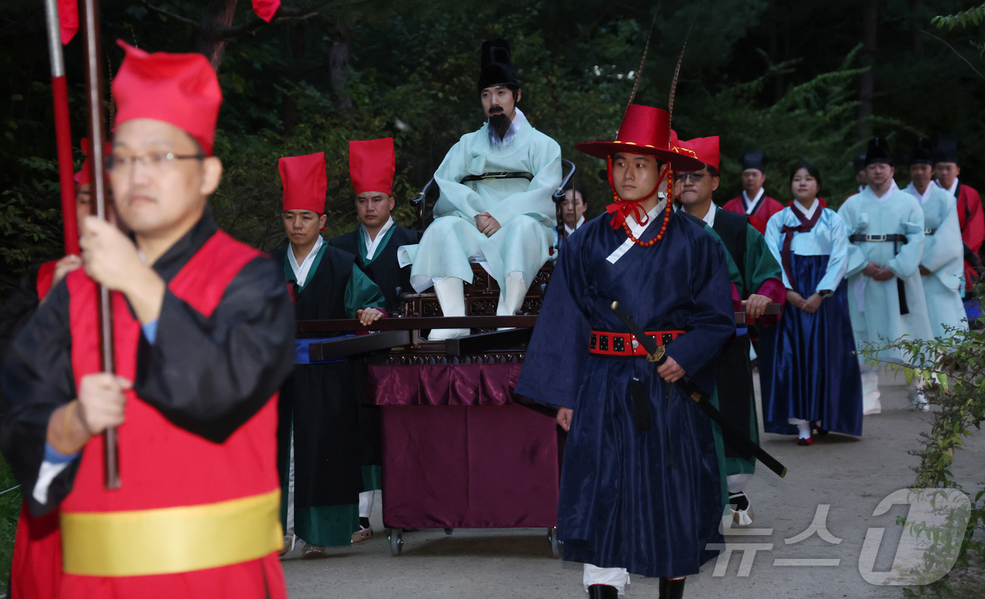 (서울=뉴스1) 김명섭 기자 = 15일 서울 강남구 선정릉에서 열린 2025년 세계유산 조선왕릉축전 신규 프로그램 사전공개행사에서 조선능행 시연이 보여지고 있다.