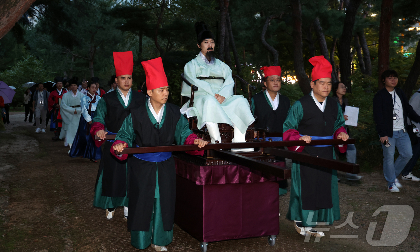 (서울=뉴스1) 김명섭 기자 = 15일 서울 강남구 선정릉에서 열린 2025년 세계유산 조선왕릉축전 신규 프로그램 사전공개행사에서 조선능행 시연이 보여지고 있다.