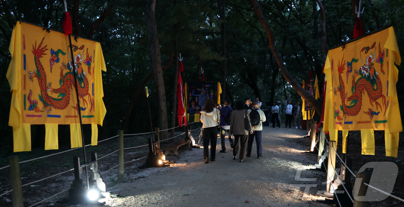 (서울=뉴스1) 김명섭 기자 = 15일 서울 강남구 선정릉에서 열린 2025년 세계유산 조선왕릉축전 신규 프로그램 사전공개행사에서 왕가의 산책의 길이 공개 되고 있다.