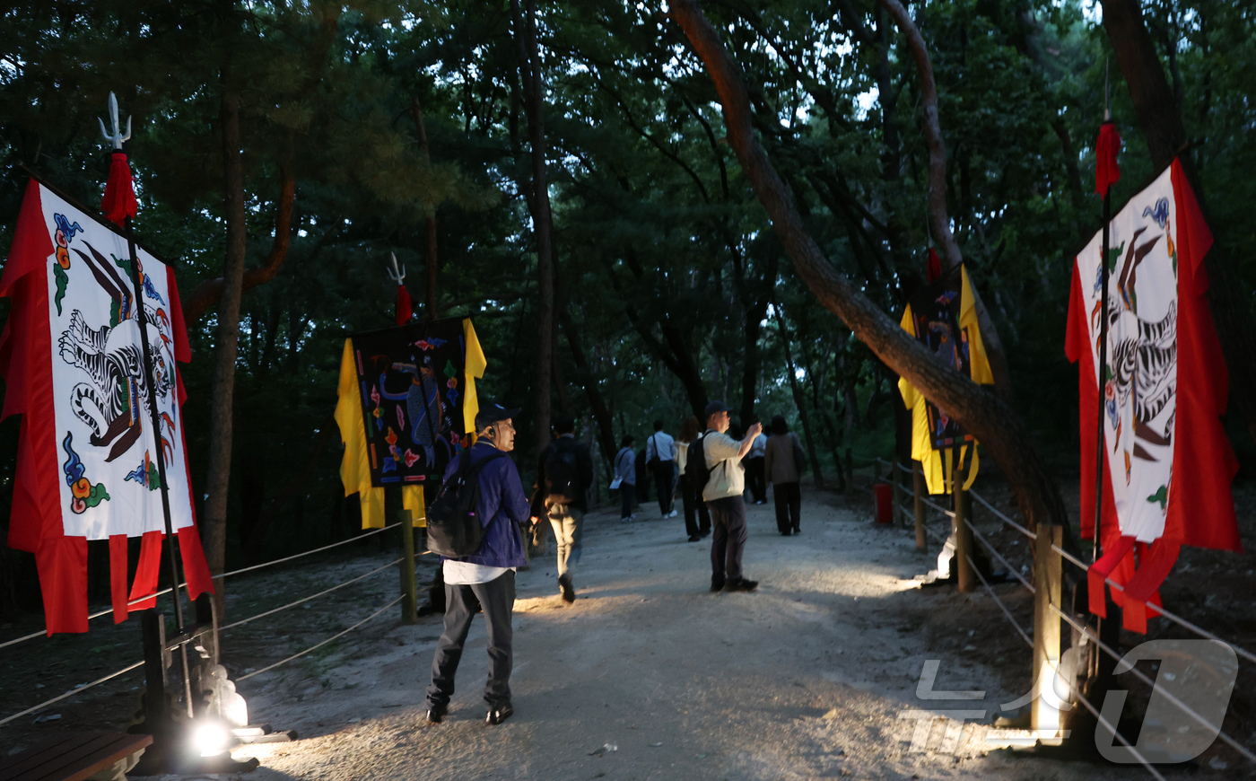 (서울=뉴스1) 김명섭 기자 = 15일 서울 강남구 선정릉에서 열린 2025년 세계유산 조선왕릉축전 신규 프로그램 사전공개행사에서 왕가의 산책의 길이 공개 되고 있다.