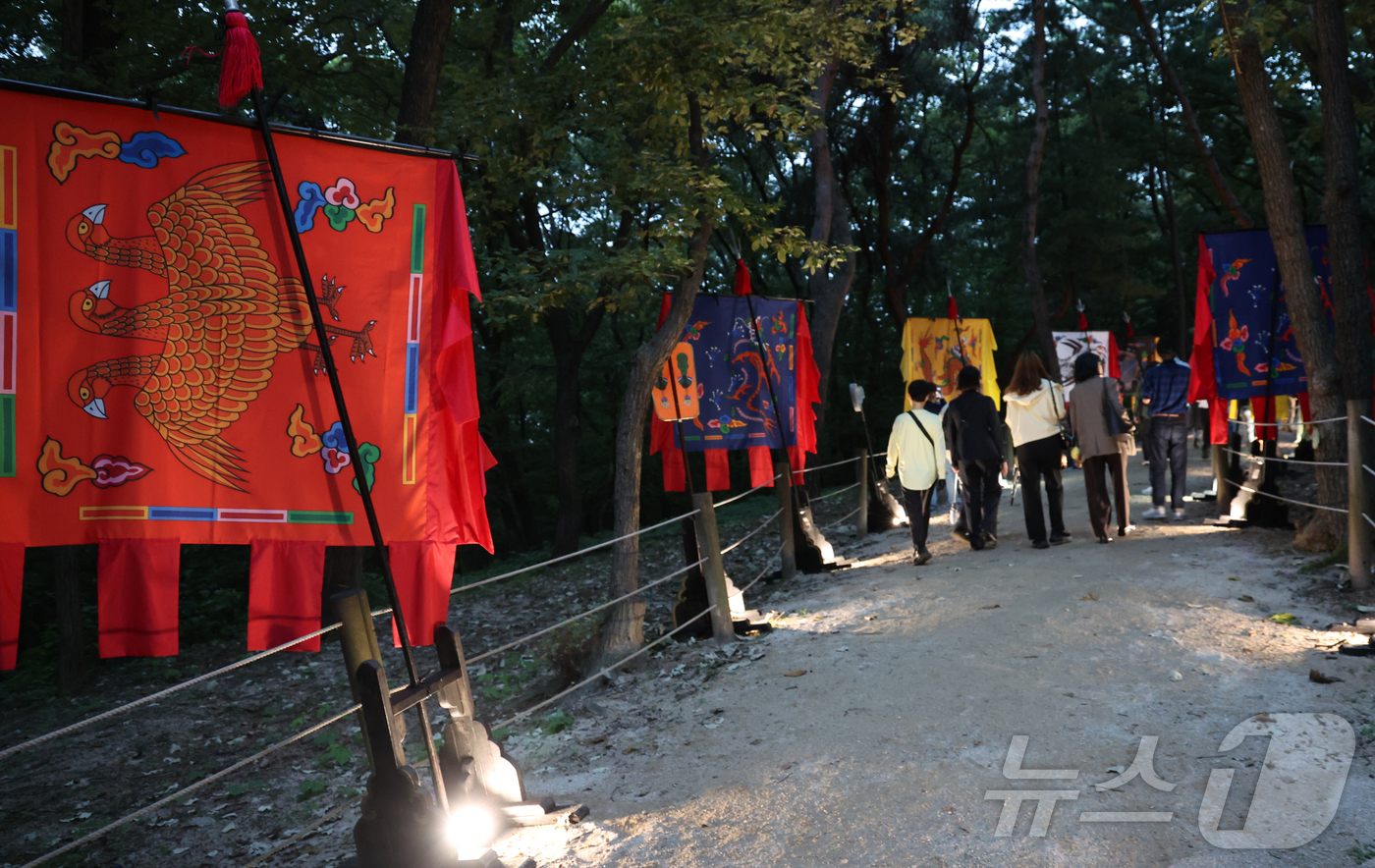 (서울=뉴스1) 김명섭 기자 = 15일 서울 강남구 선정릉에서 열린 2025년 세계유산 조선왕릉축전 신규 프로그램 사전공개행사에서 왕가의 산책의 길이 공개 되고 있다.