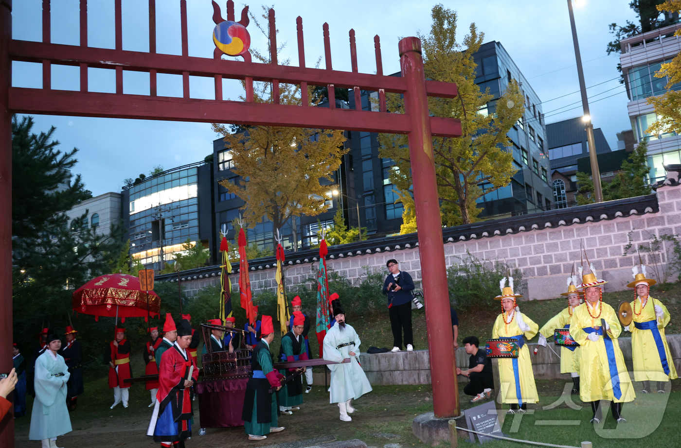 (서울=뉴스1) 김명섭 기자 = 15일 서울 강남구 선정릉에서 열린 2025년 세계유산 조선왕릉축전 신규 프로그램 사전공개행사에서 조선능행 시연이 보여지고 있다.