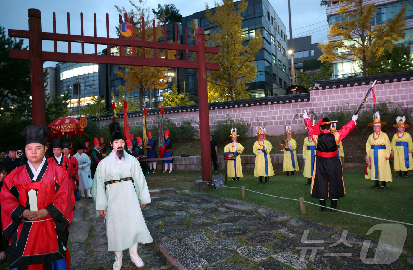 (서울=뉴스1) 김명섭 기자 = 15일 오후 서울 강남구 선정릉에서 열린 2025년 세계유산 조선왕릉축전 신규 프로그램 사전공개행사에서 조선능행 시연이 보여지고 있다.