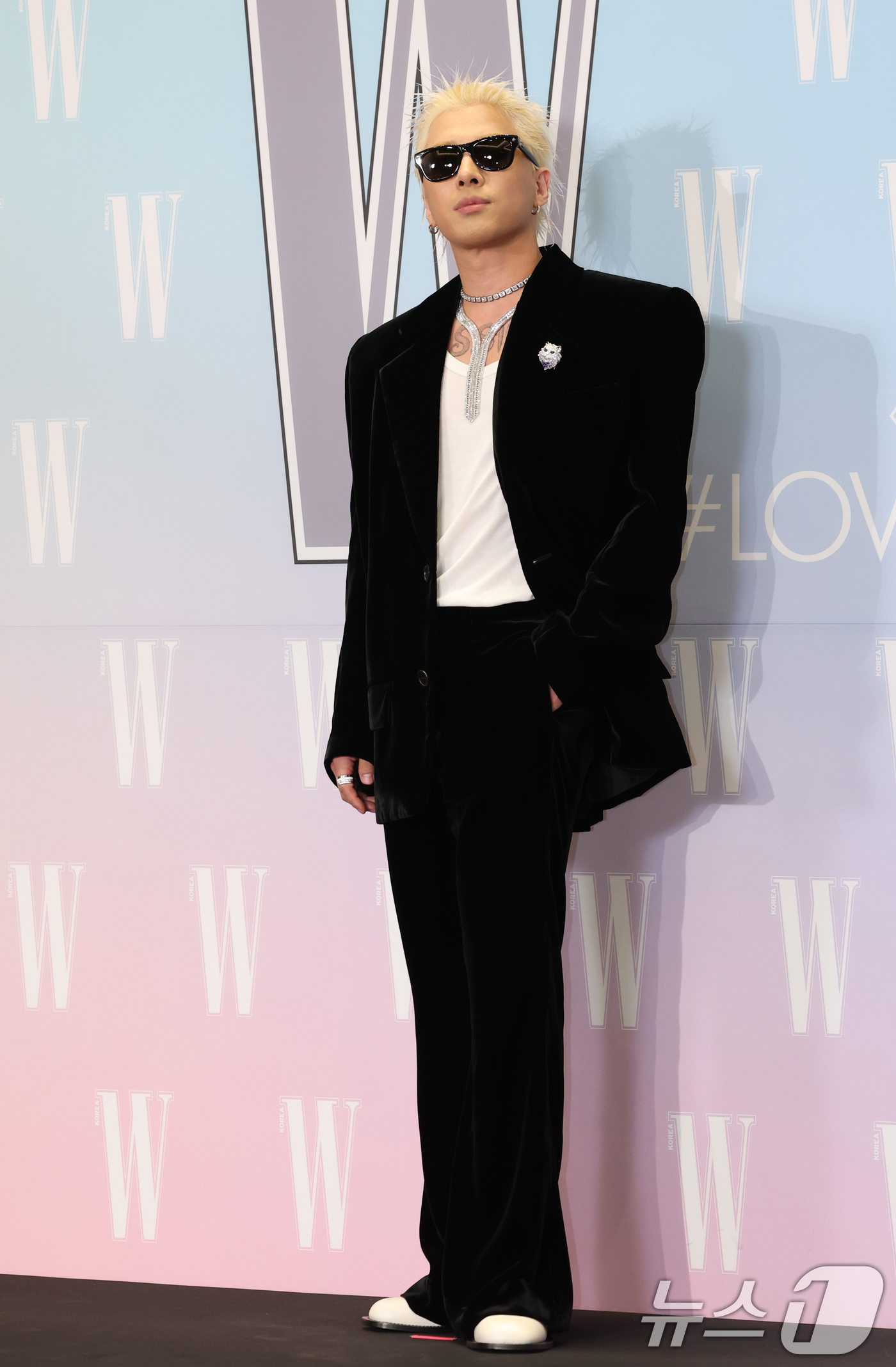 (서울=뉴스1) 권현진 기자 = 빅뱅 태양이 15일 서울 종로구 포시즌스 호텔에서 열린 ‘제20회 유방암 인식 향상 캠페인 자선 행사’에서 포즈를 취하고 있다. 2025.10.15 …